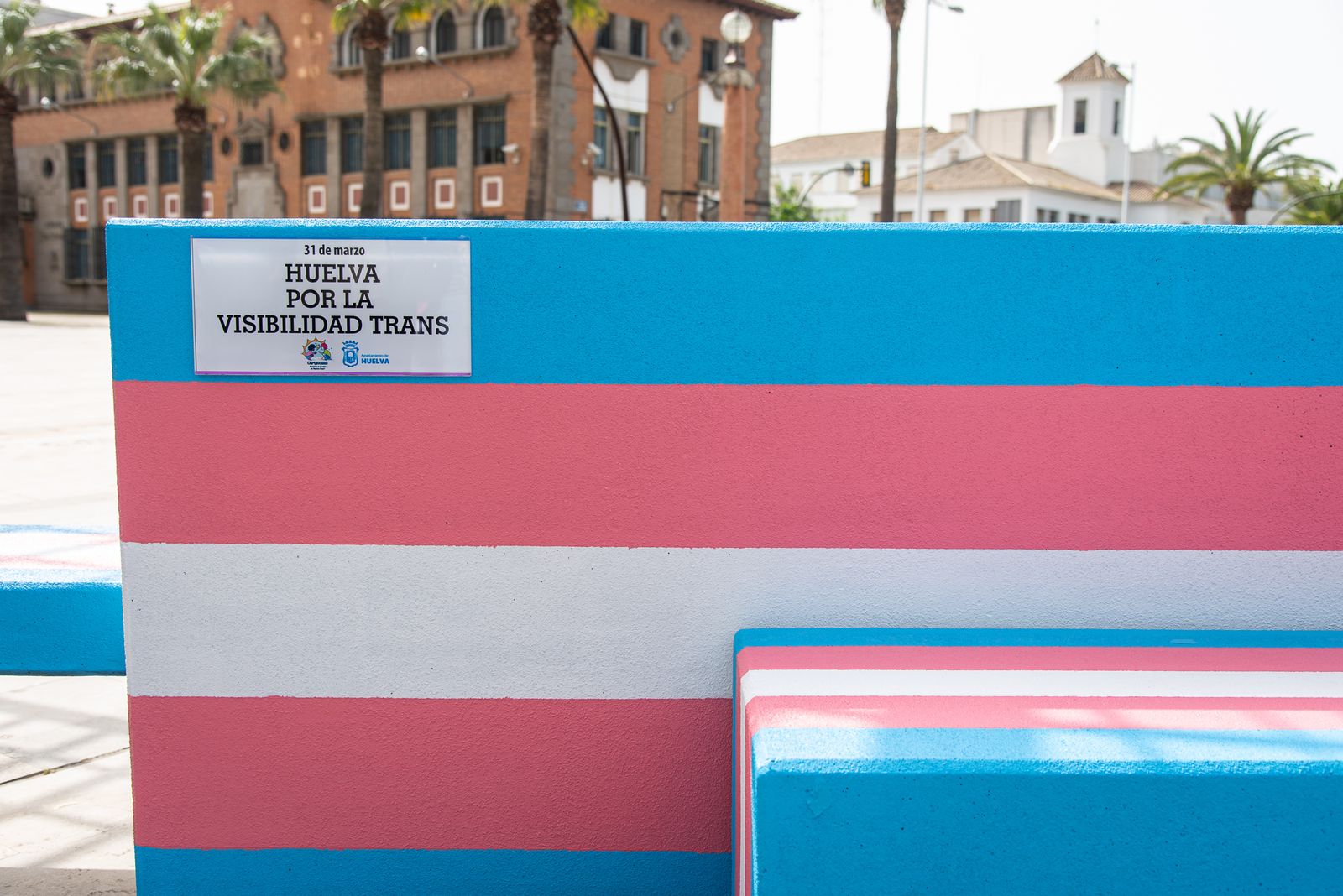 Imágenes de la inauguración del banco trans en Huelva