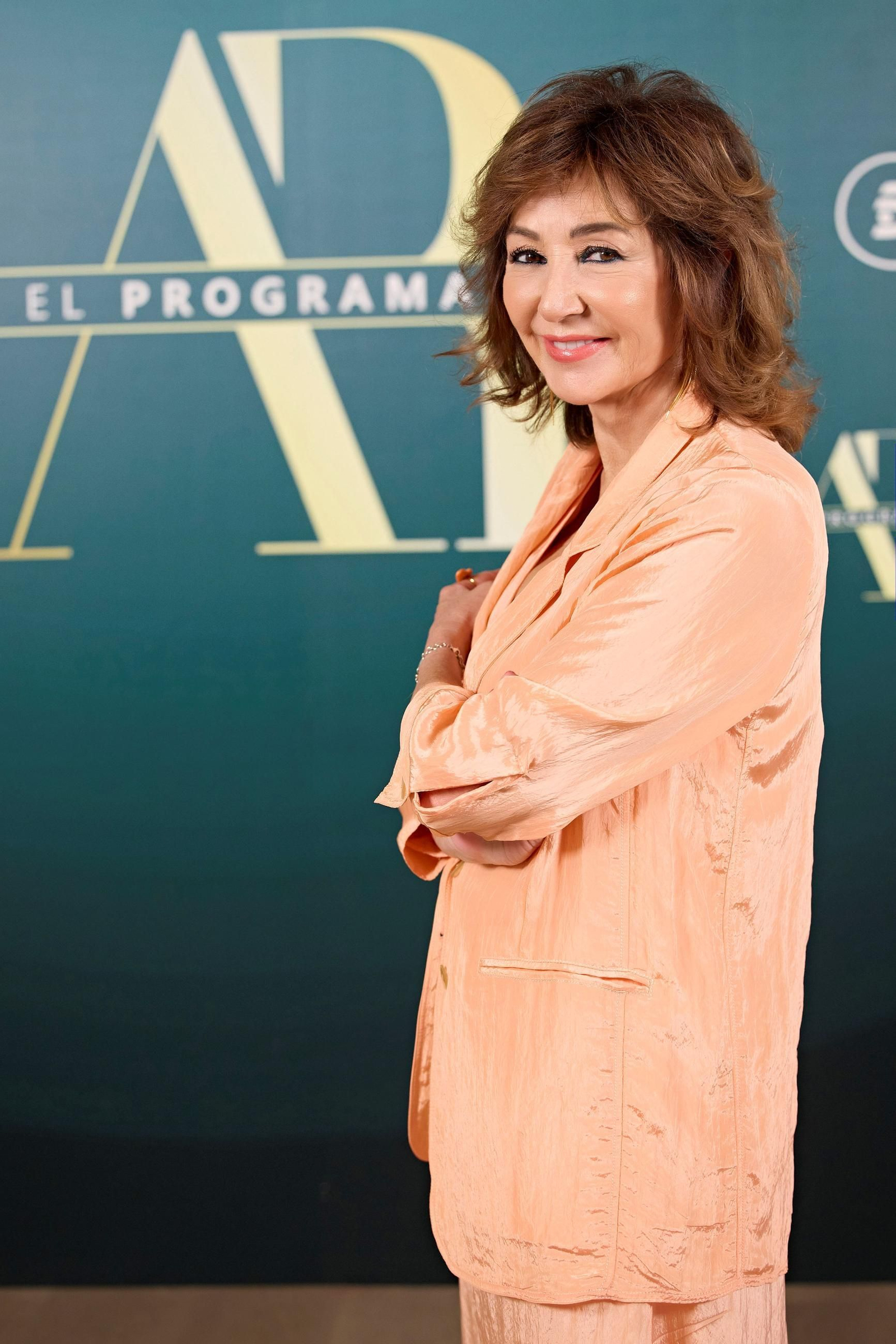 Ana Rosa Quintana ante el logotipo de su anterior temporada