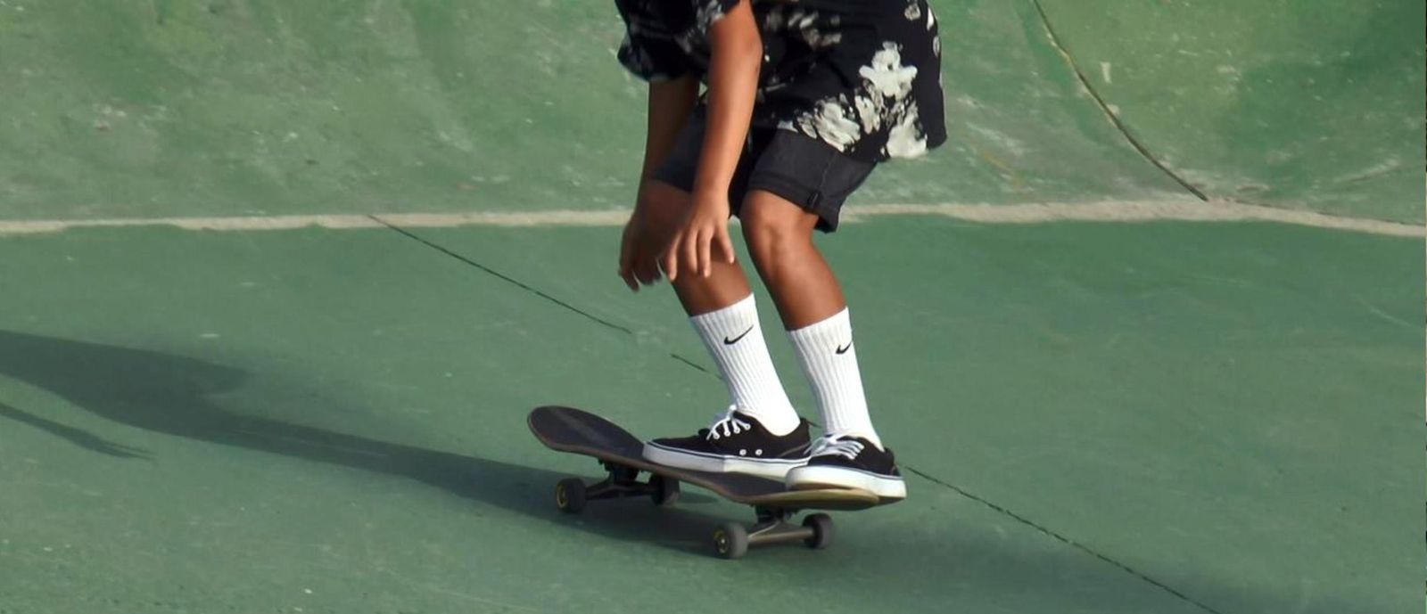Un joven patina en el Skatepark del Paseo de Andalucía