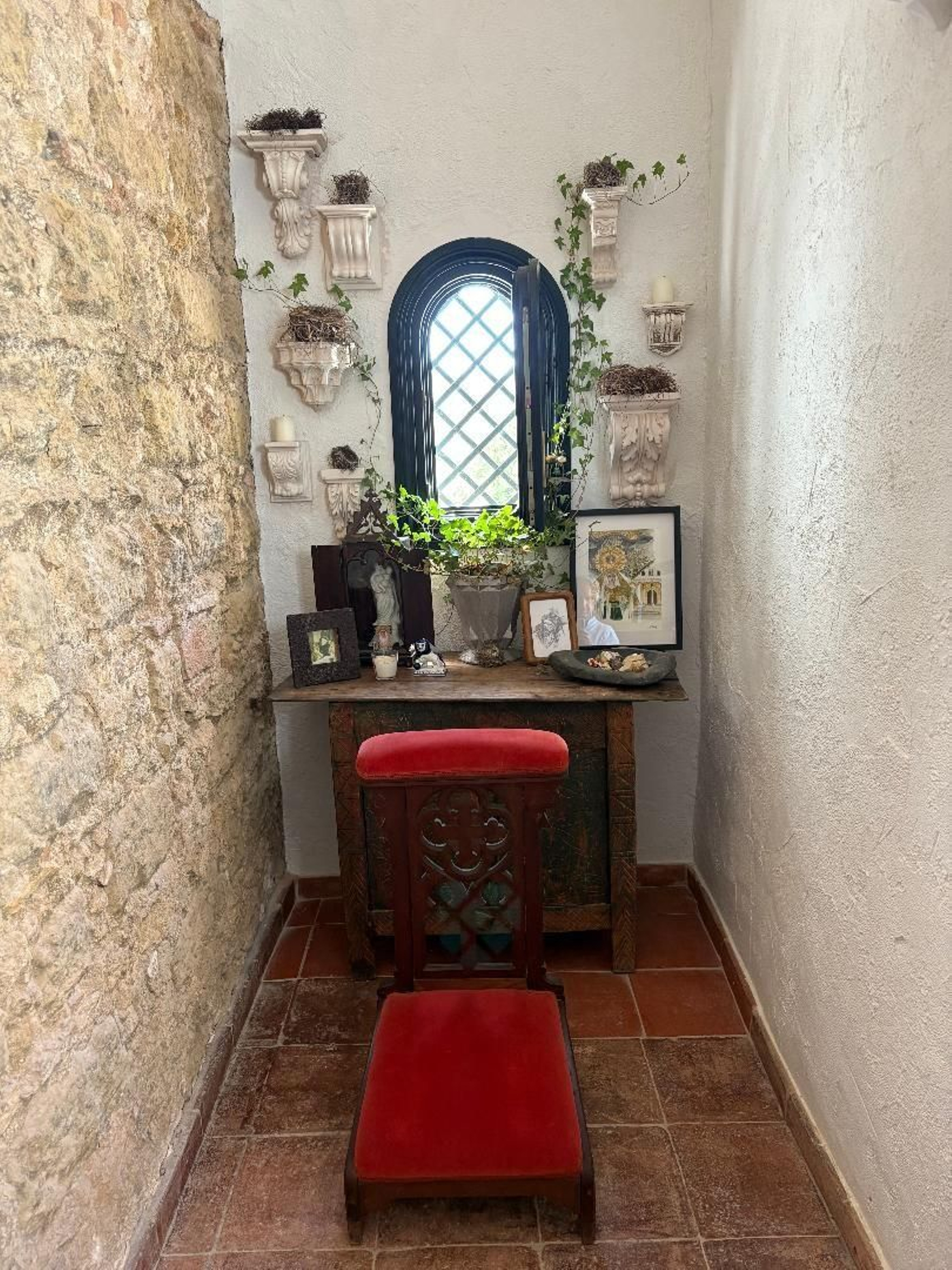 Uno de los rincones, aprovechado como oratorio.
