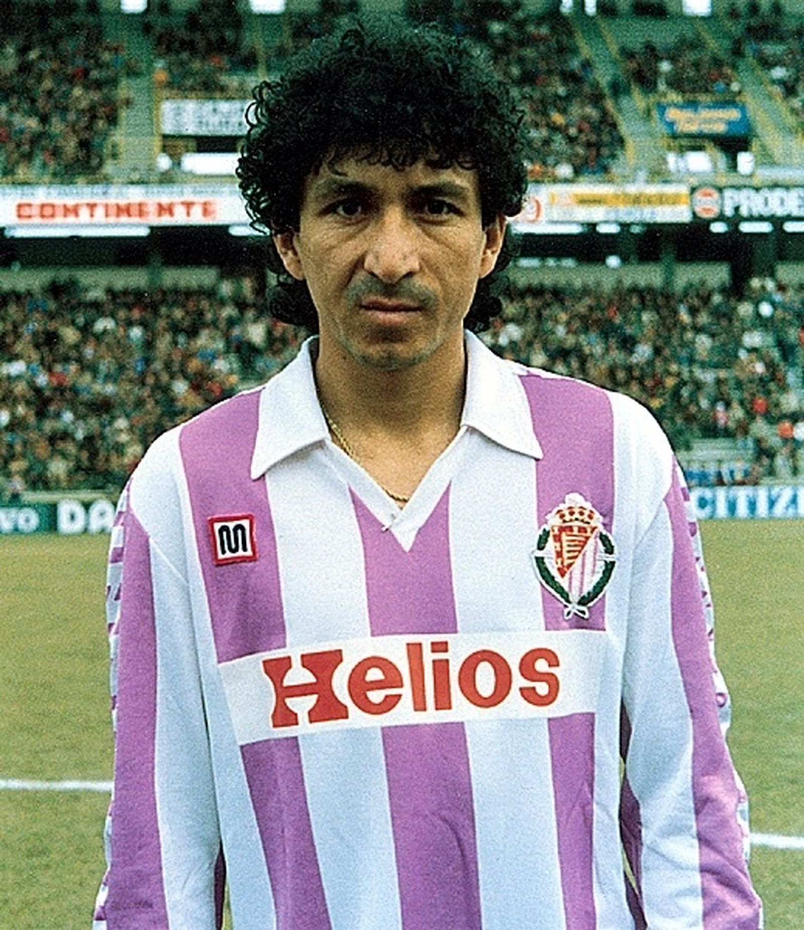 Posado de Mágico González con la camiseta del Valladolid.