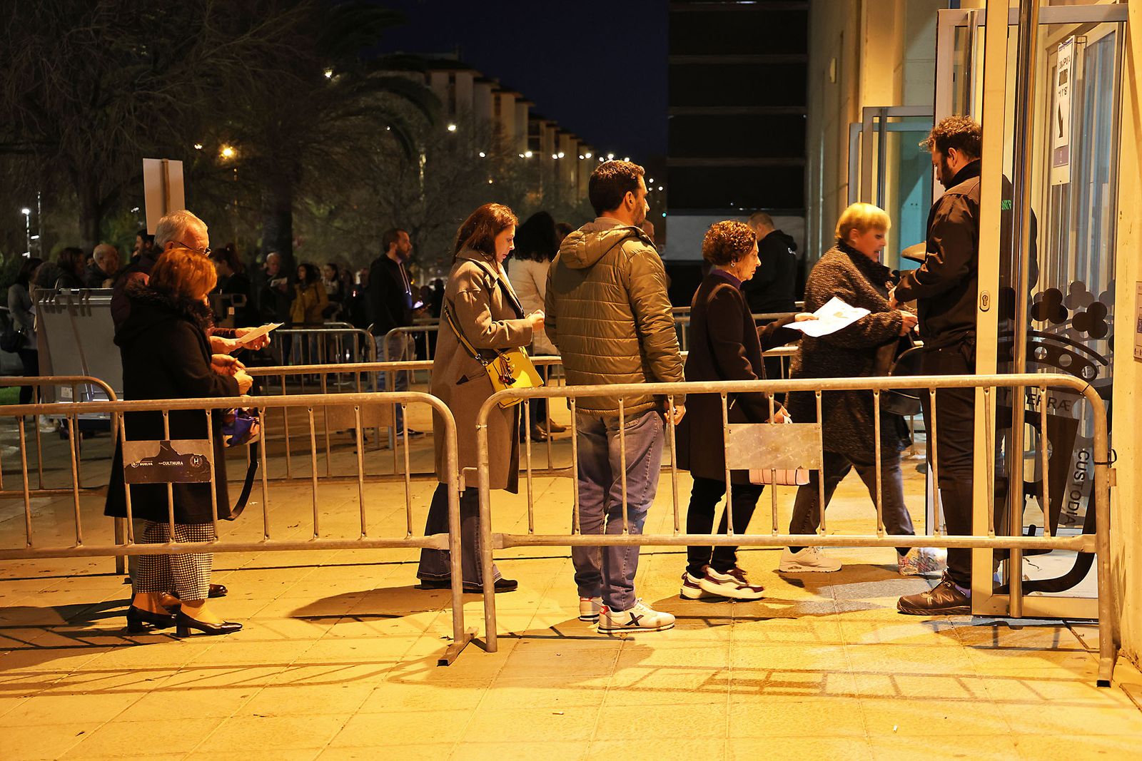 Imágenes del ambiente previo al concierto de Manolo García