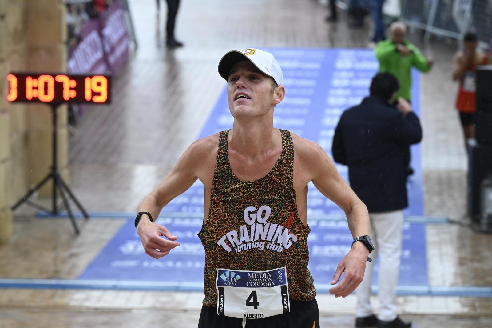 Emoción en la Puerta del Puente: las fotos de la línea de meta en la Media Maratón de Córdoba 2025