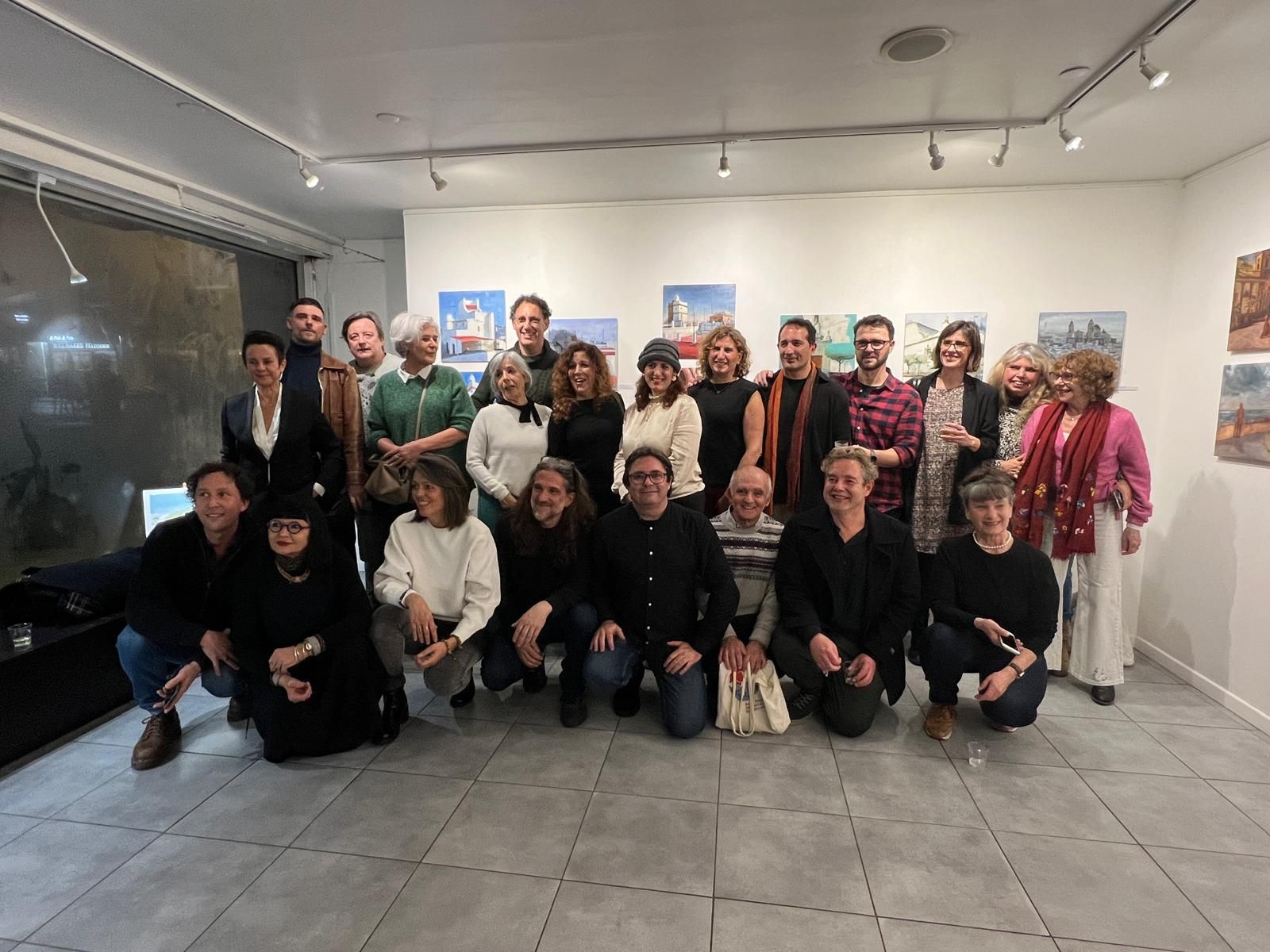 Foto de familia de los pintores franceses y gaditanos que participan en la exposición en la galería de París.