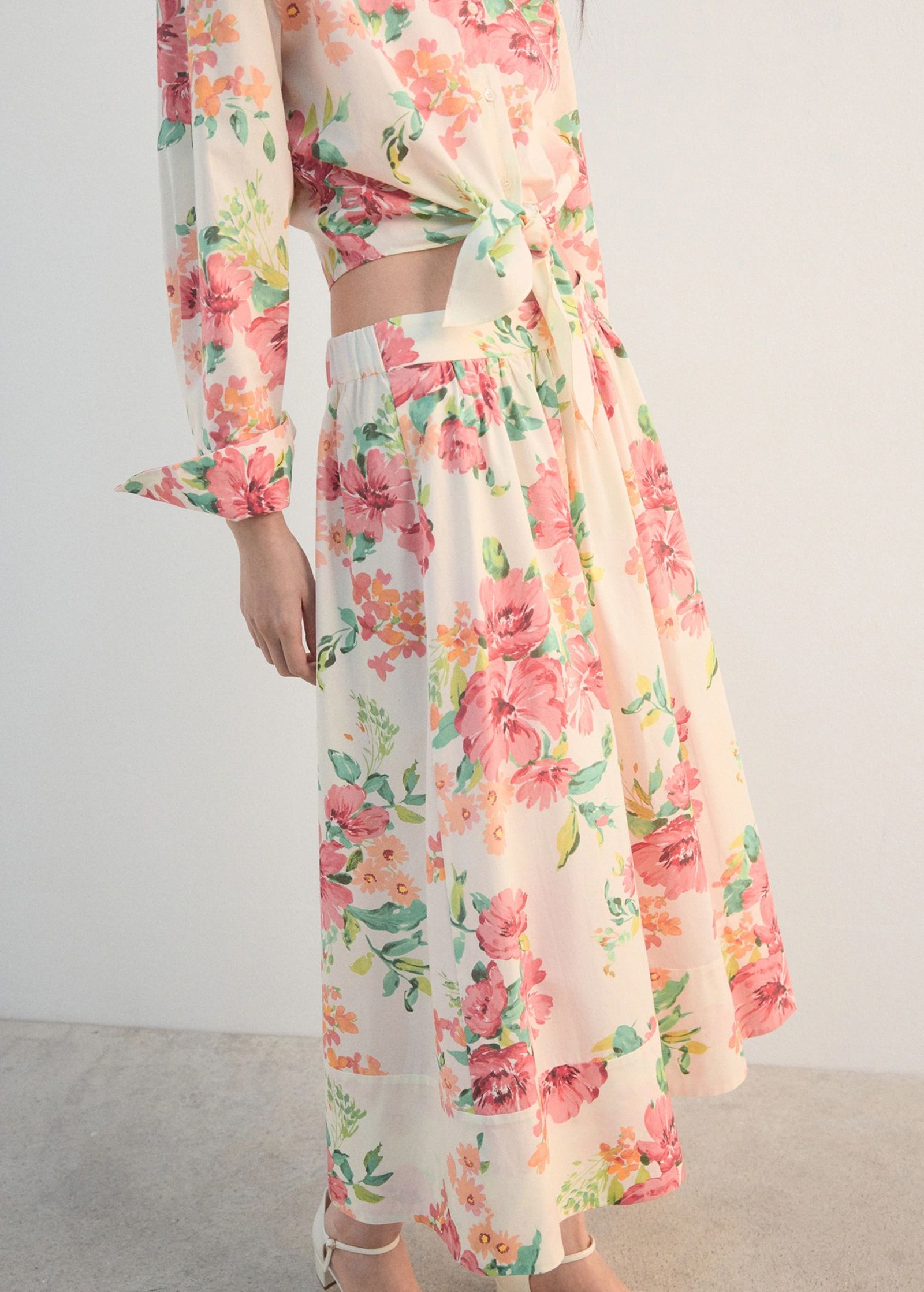 Falda de flores plisada de Mango.