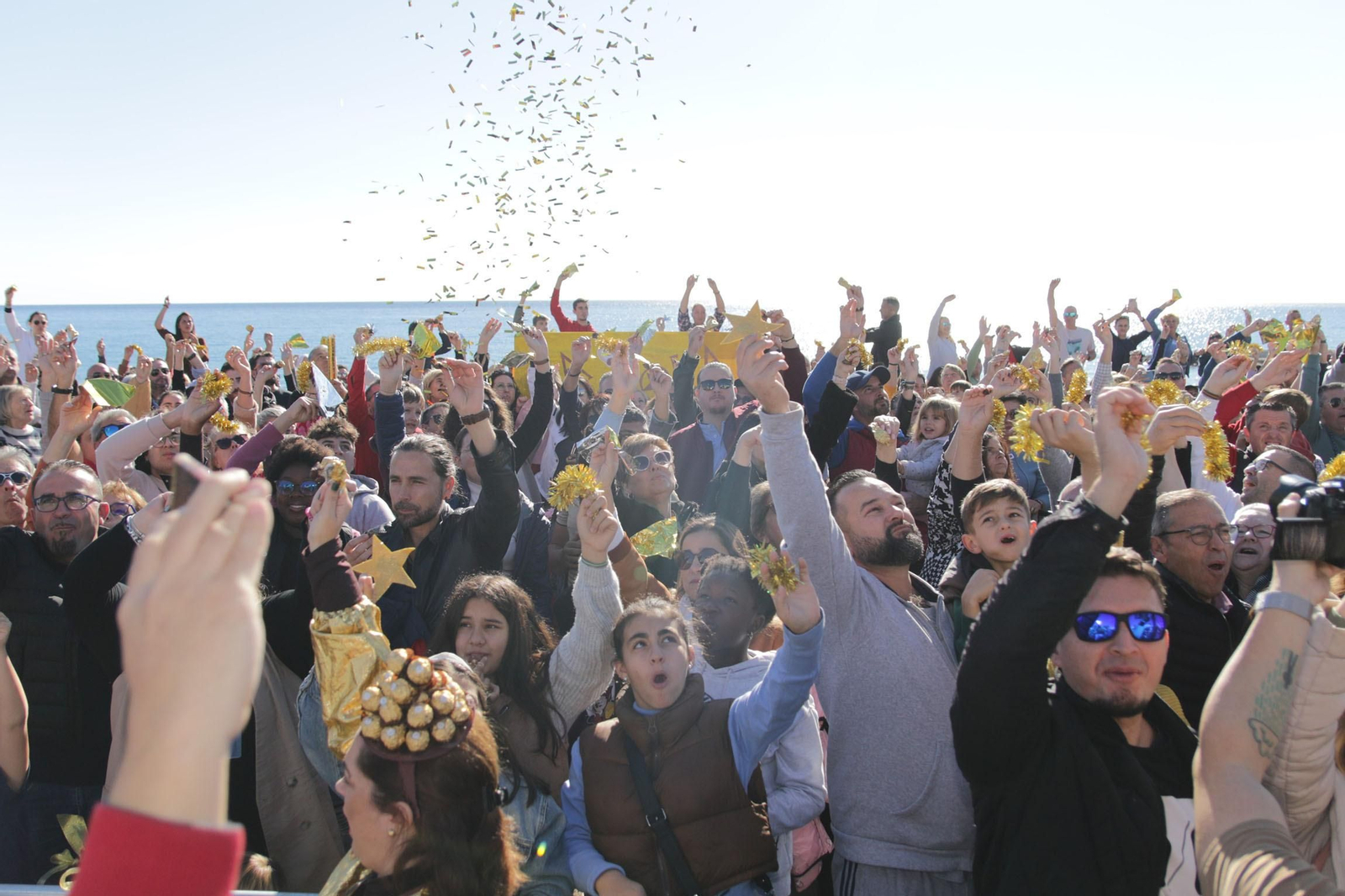 Cientos de personas se juntan en Mojácar para comerse un Ferrero Rocher