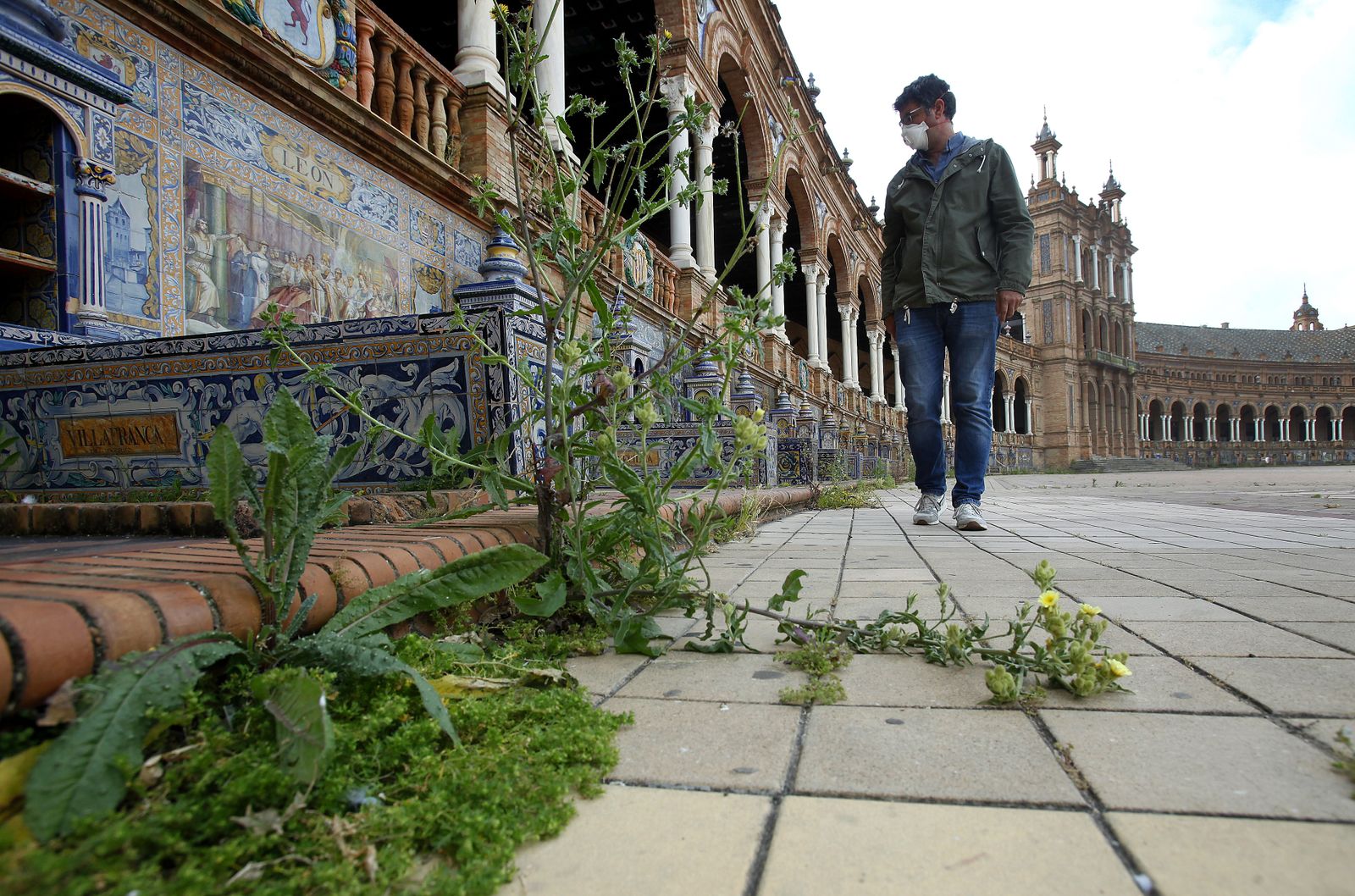 Abandono en la Plaza de España por el confinemiento