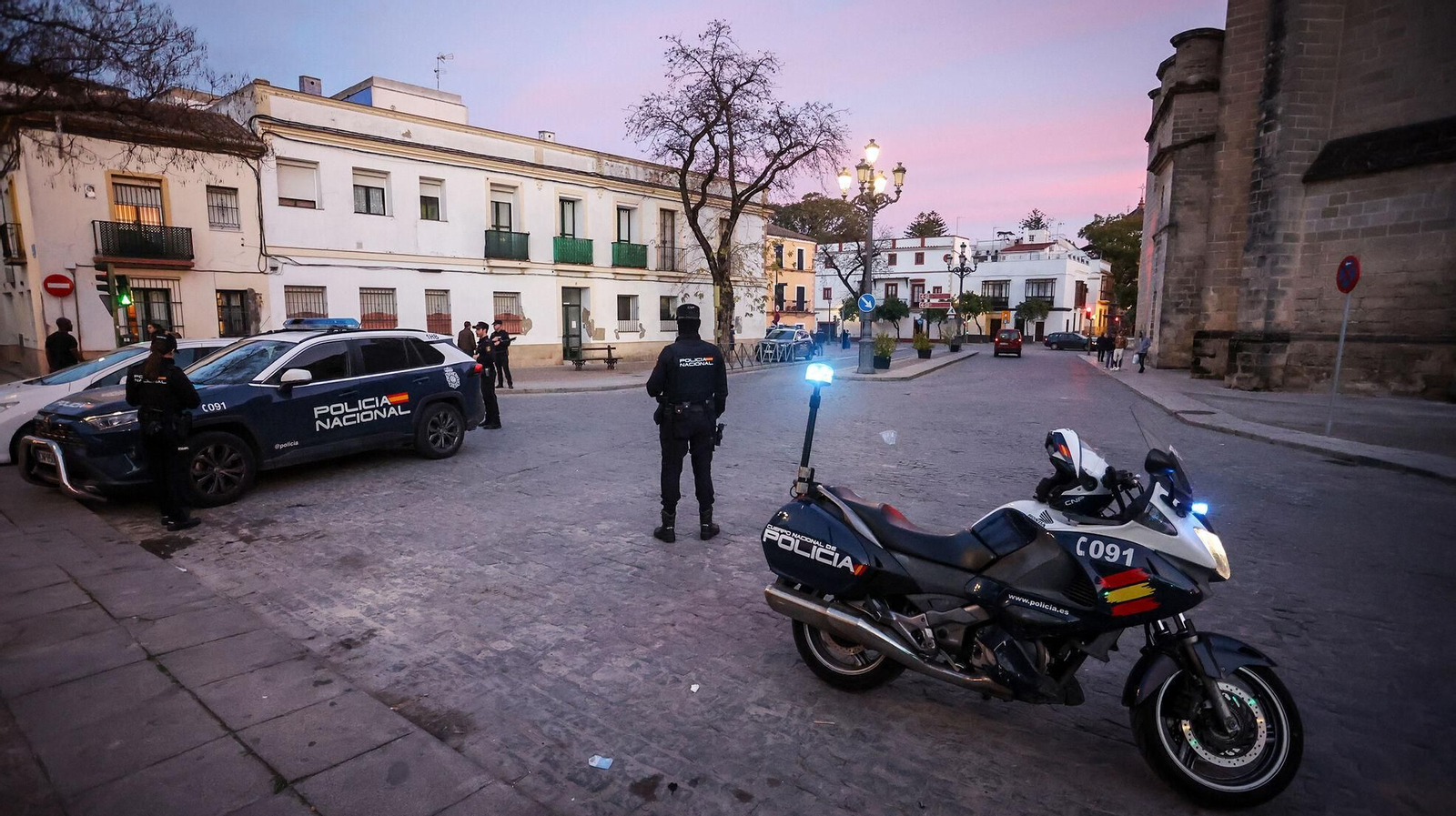Efectivos de la Policía Nacional, durante un control el pasado miércoles.