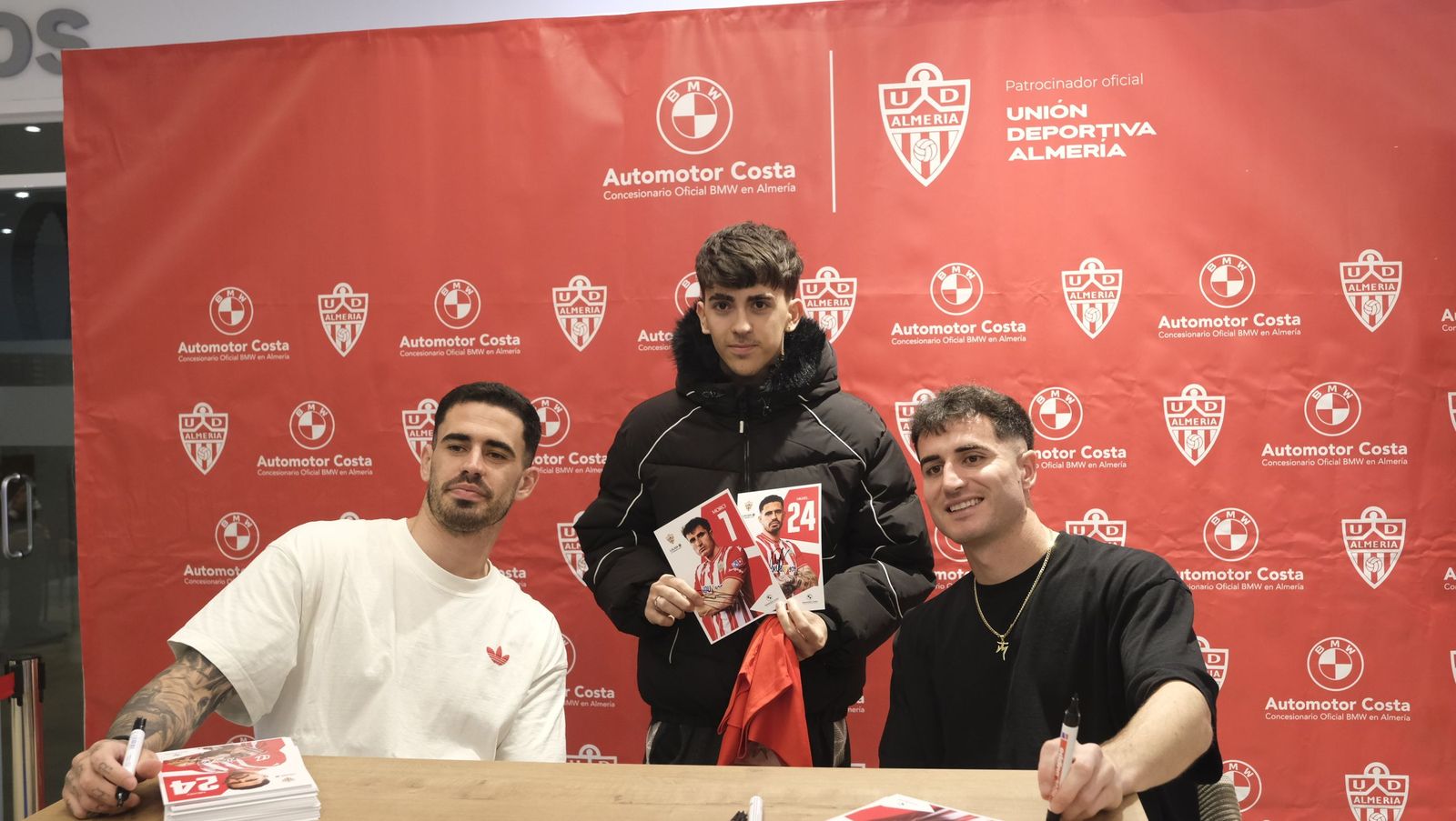Jon Mocillo y Miguel de la Fuente firman autógrafos en Automotor Costa BMW