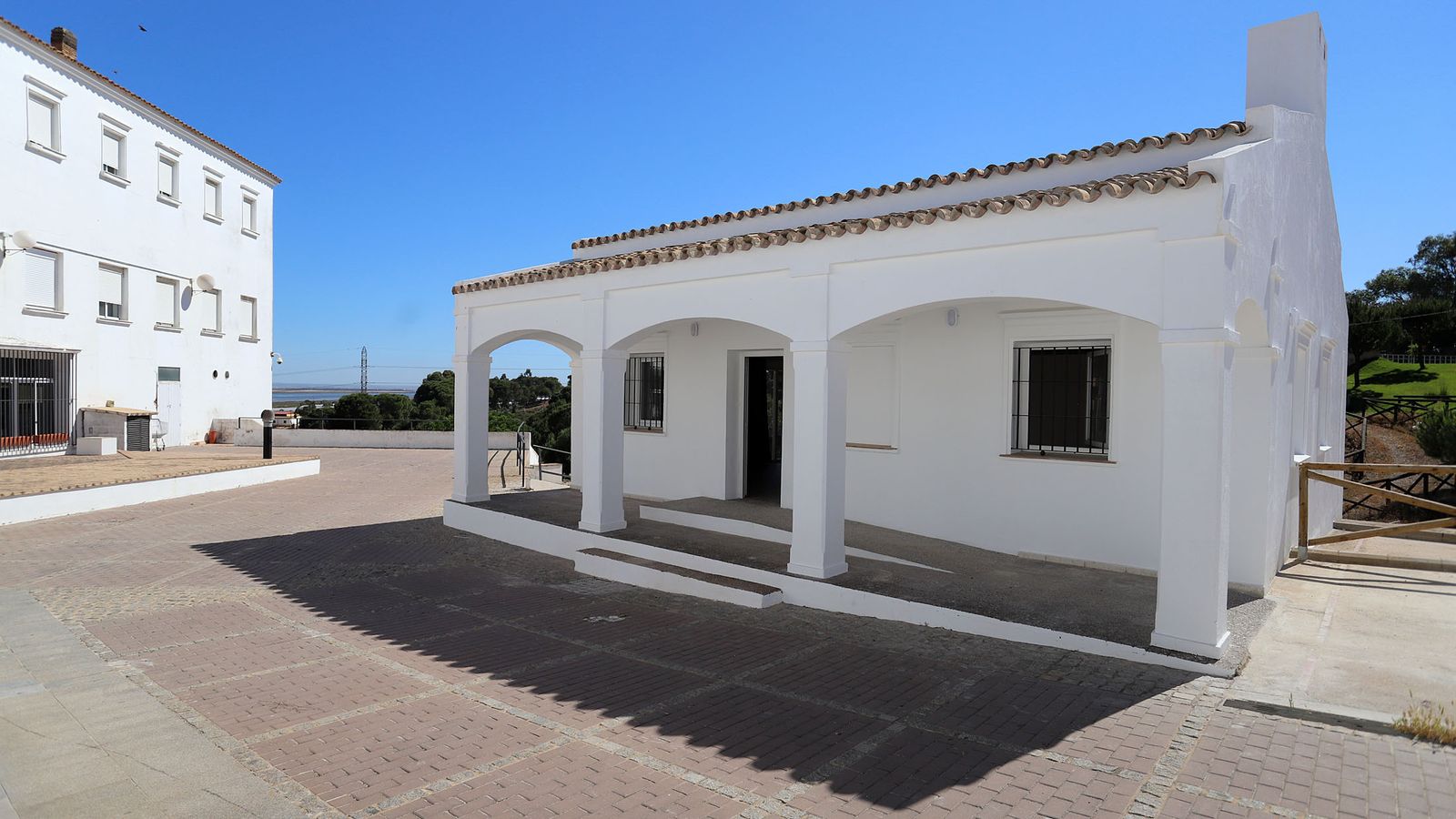 Aspecto exterior de la remodelada casa del conserje.