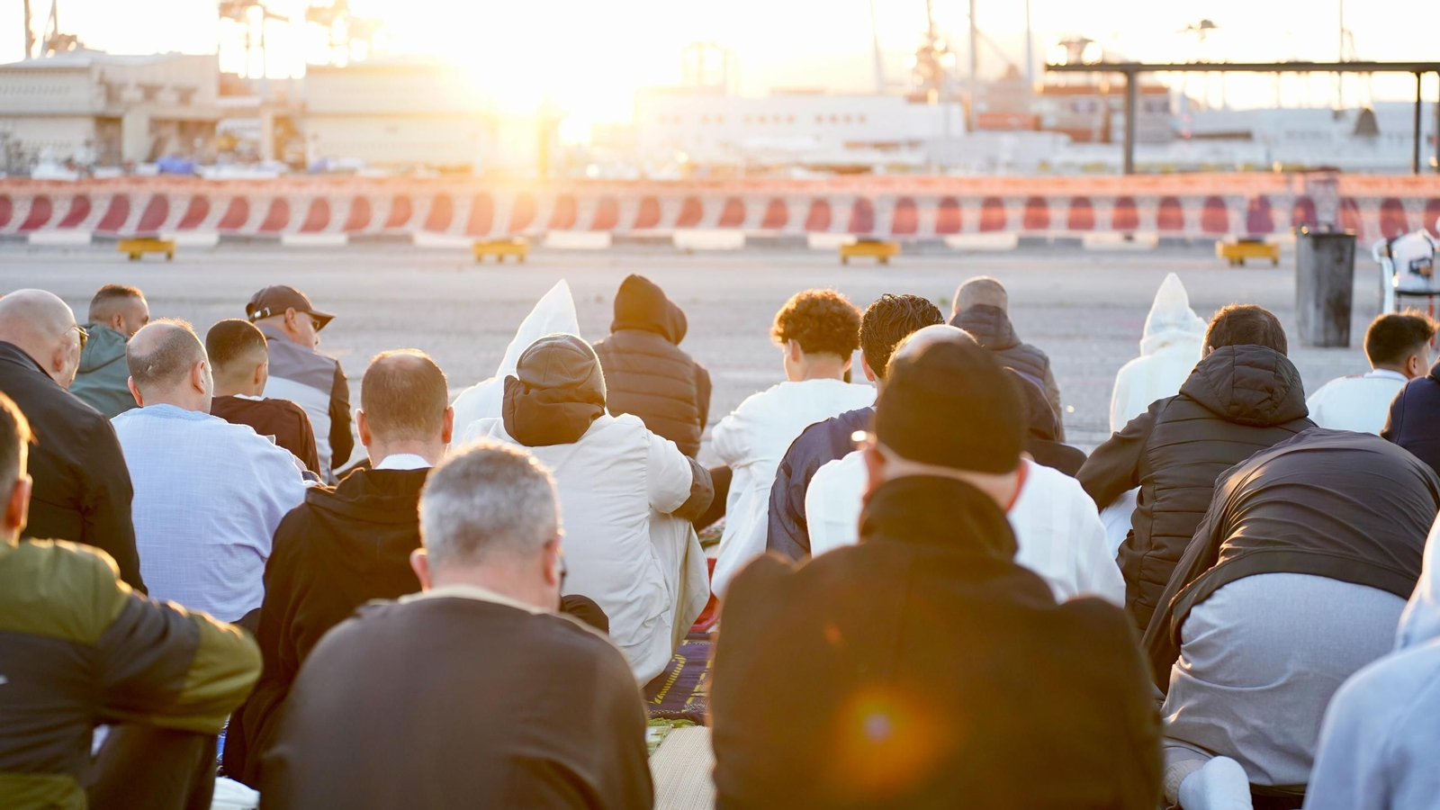 Fotos: Los musulmanes de Algeciras finalizan el mes de ayuno del Ramadán con un rezo comunitario en el Llano Amarillo