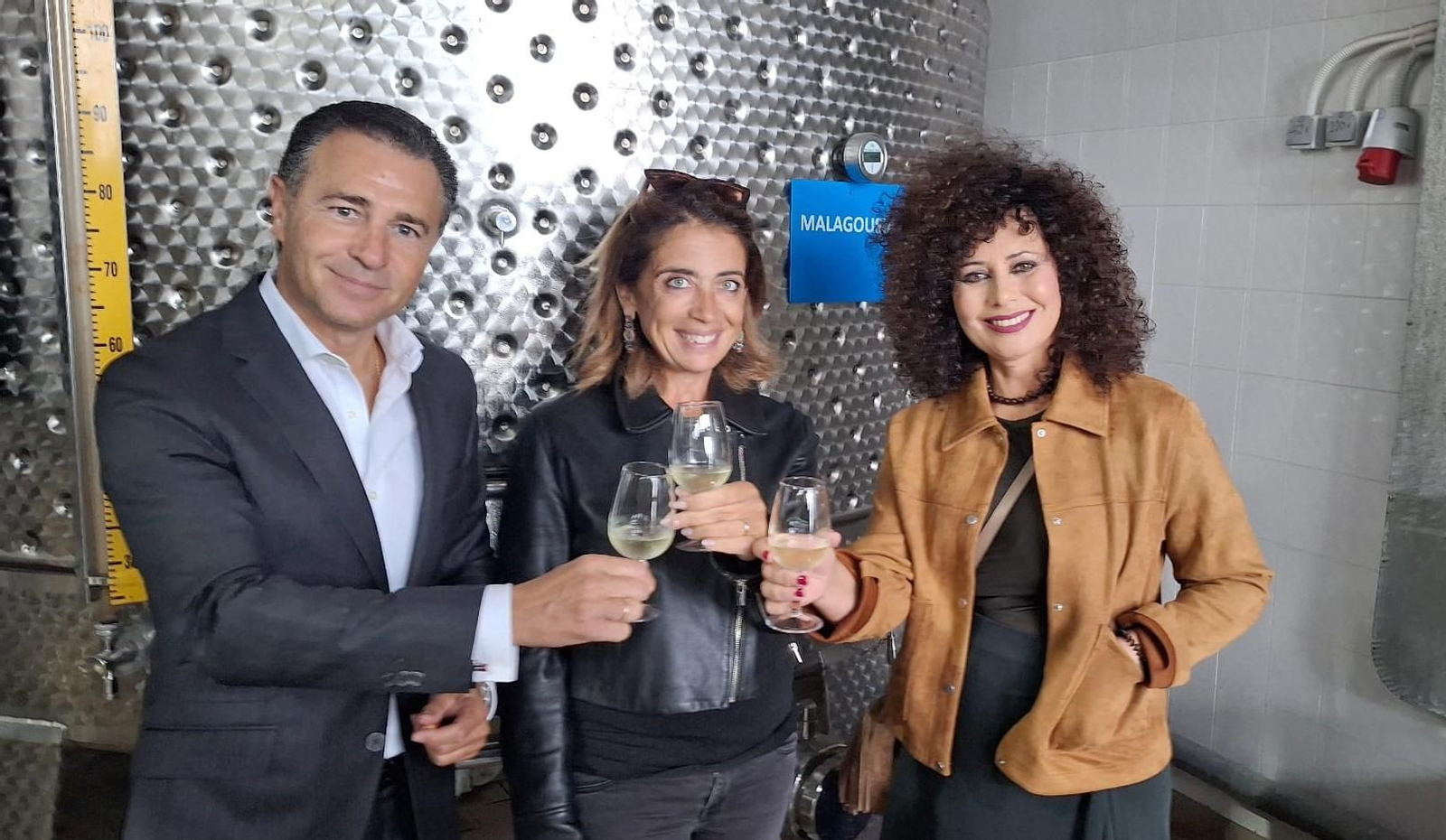 Visita a una bodega de Felipe Arias y Garcia Vidal junto a la presidenta de Itervitis. Visita a una bodega de Felipe Arias y Garcia Vidal junto a la presidenta de Itervitis.