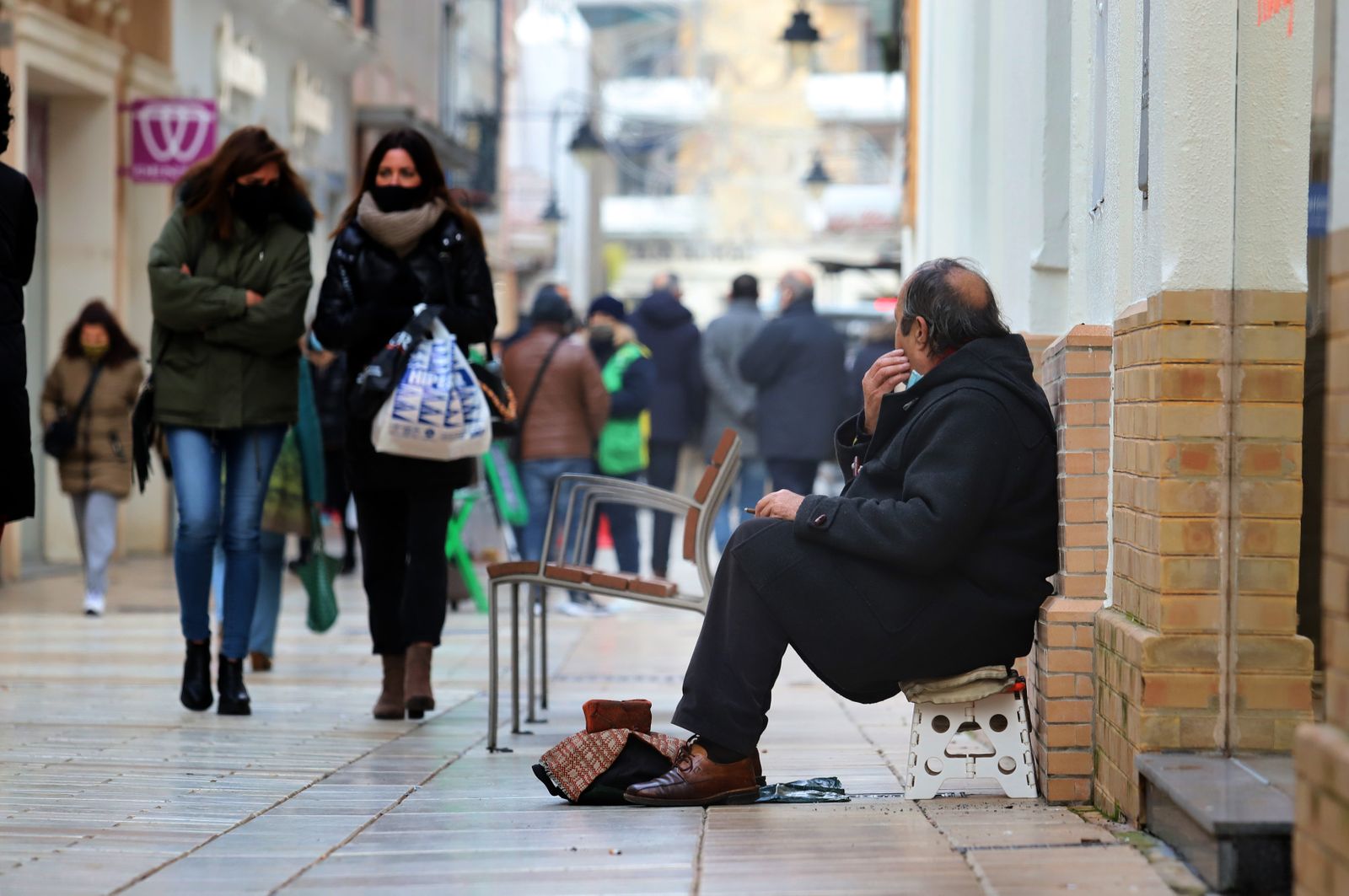 Una persona pide en una calle de Huelva.