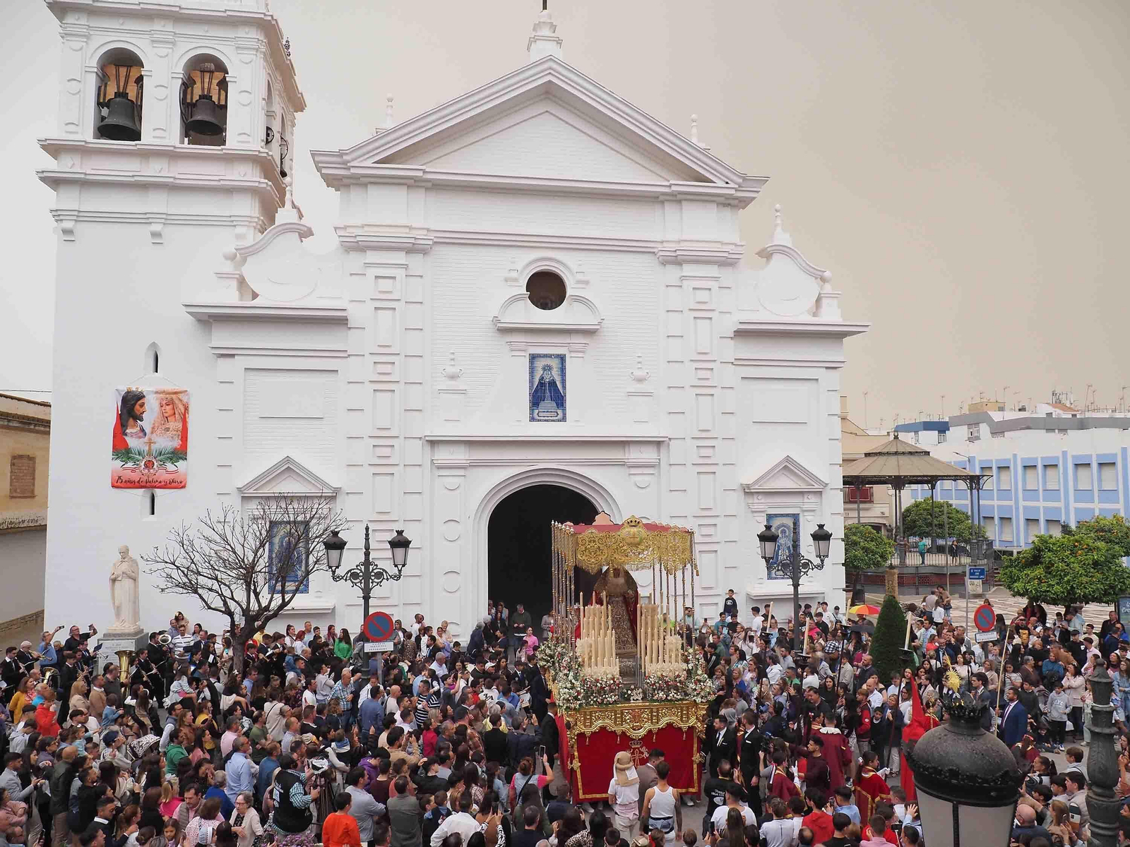 Las mejores imágenes de 'La Mulita' en Isla Cristina, única procesión en la tarde del Domingo de Ramos en la costa onubense