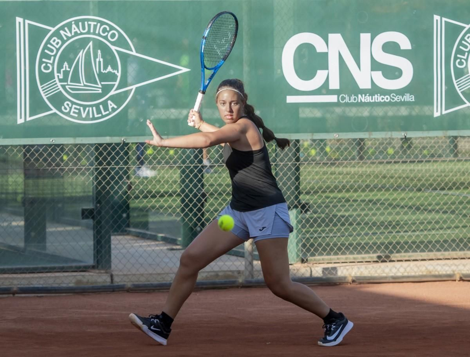 La sevillana Margara de Villar golpea la bola en el Club Náutico.