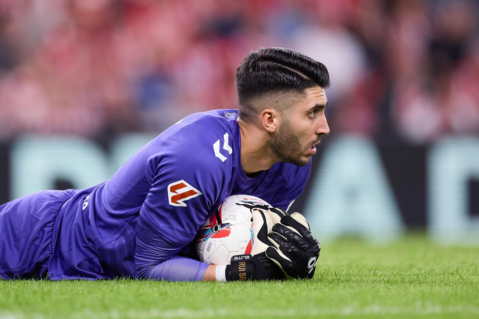 Rui Silva, el más destacado de los verdiblancos, atrapa un balón en la recta final.