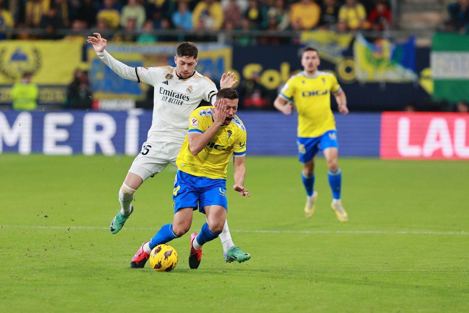 Alcaraz se queja de un golpe de Fede Valverde, que fue amonestado.