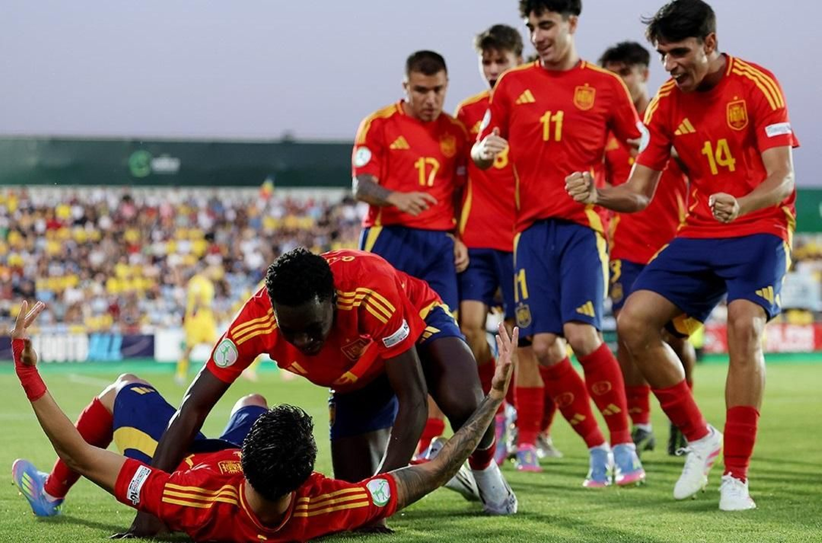 Izan Merino y Antoñito Cordero celebran el 0-1.