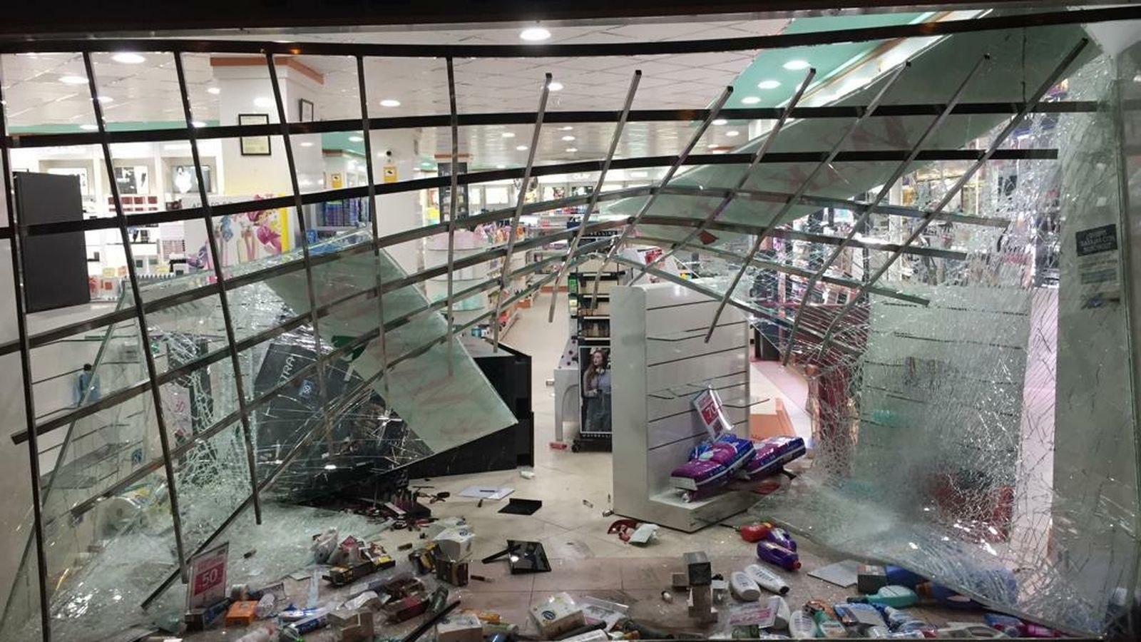 Las imágenes del robo por alunizaje en la perfumería Aromas de Los Bermejales