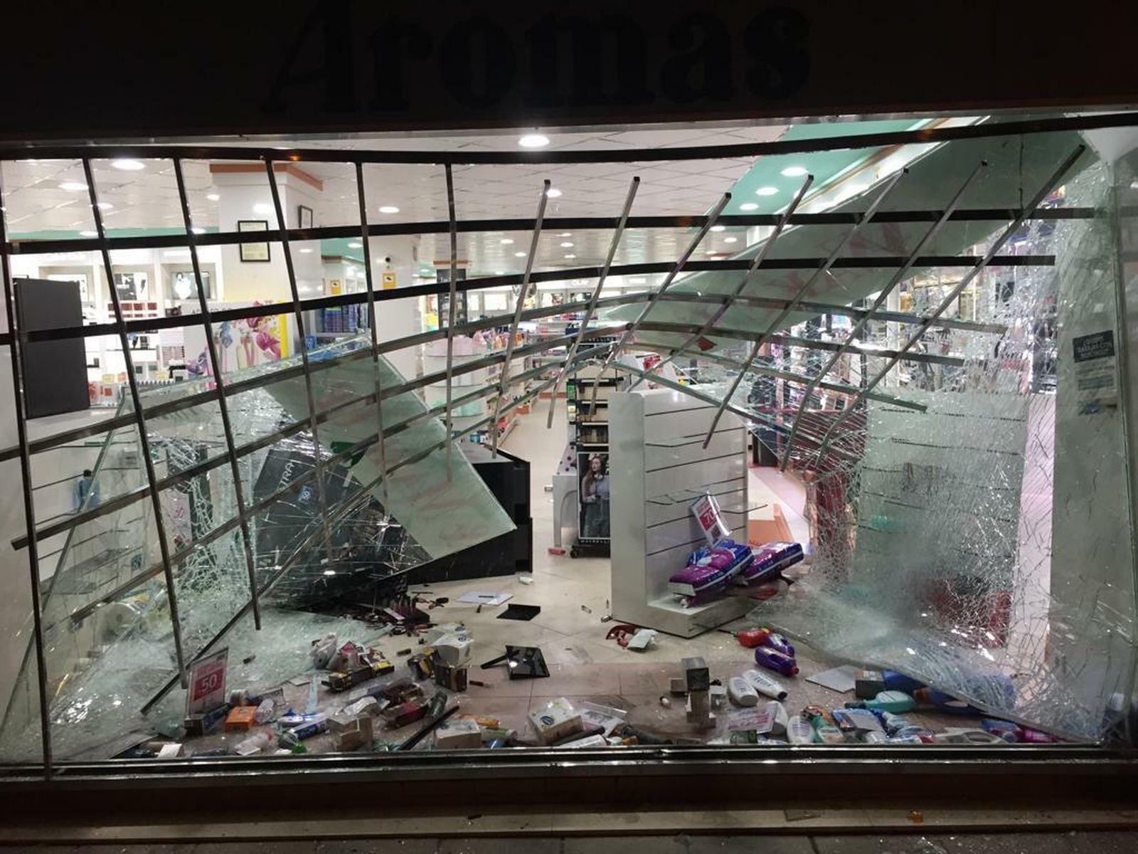Las imágenes del robo por alunizaje en la perfumería Aromas de Los Bermejales