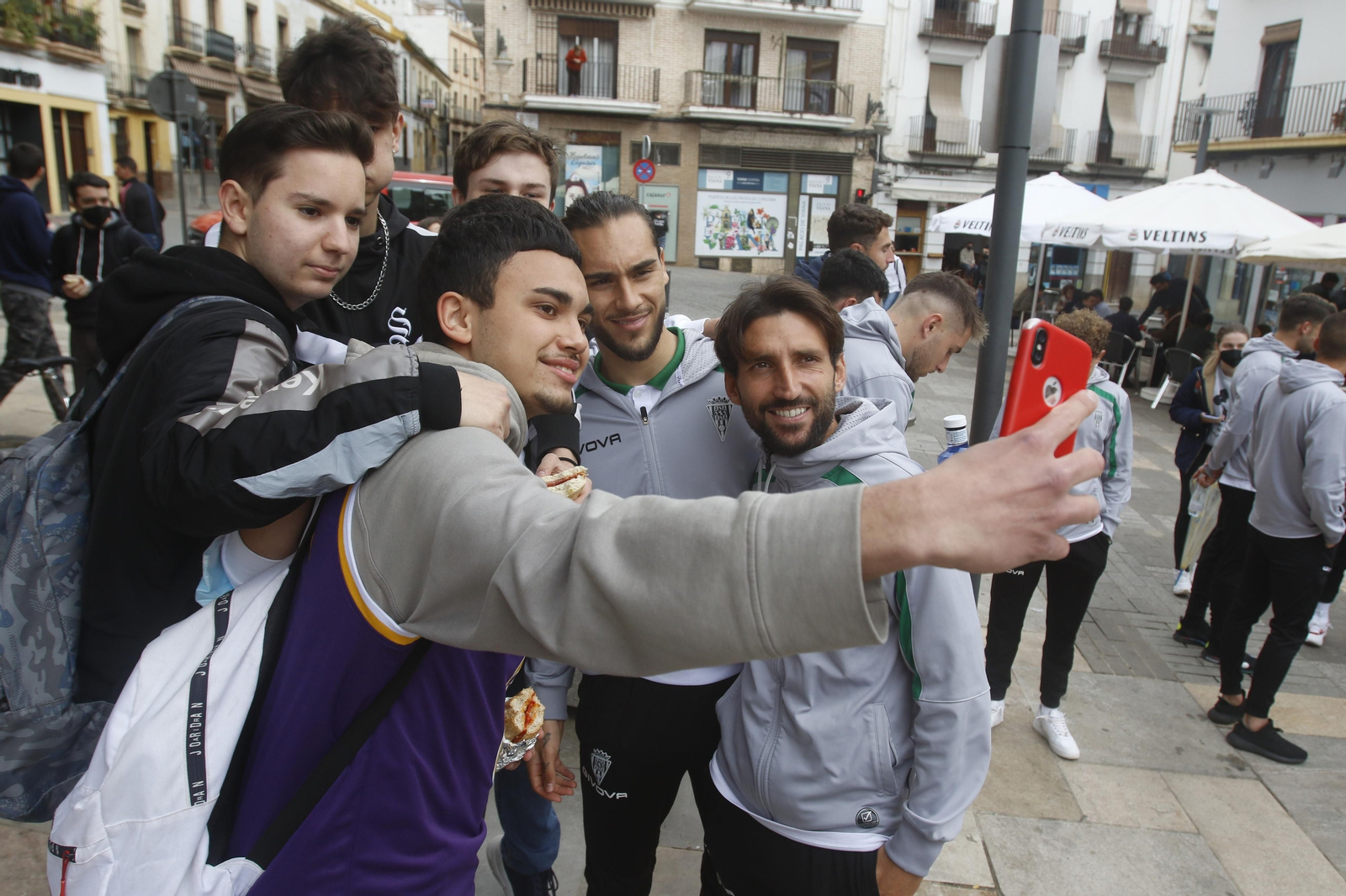 La recepción del Ayuntamiento al Córdoba CF por su ascenso a Primera RFEF, en imágenes