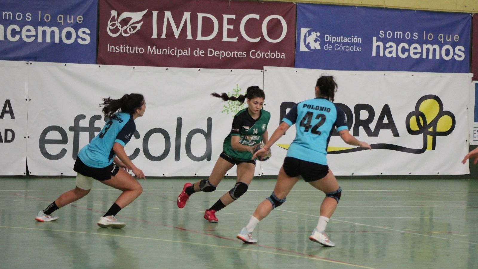Lucía Vacas mueve la pelota en un ataque del Adesal.