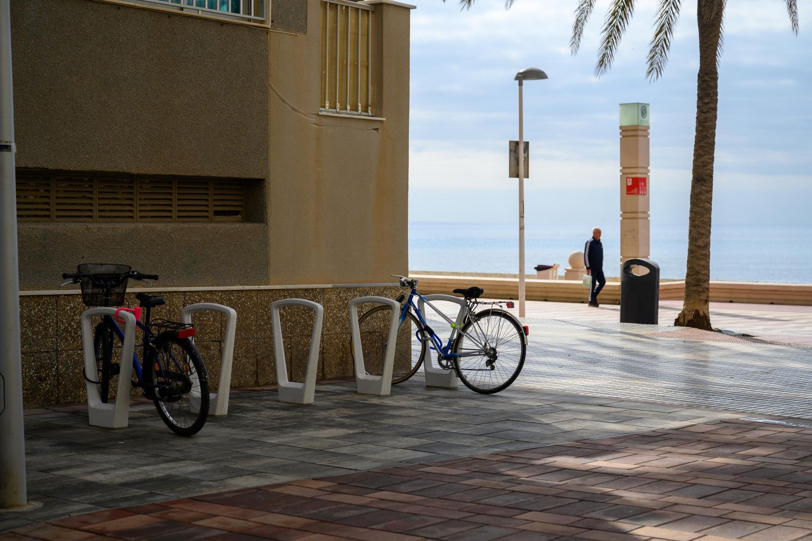 Las obras de El Zapillo han incluido aparcabicicletas.