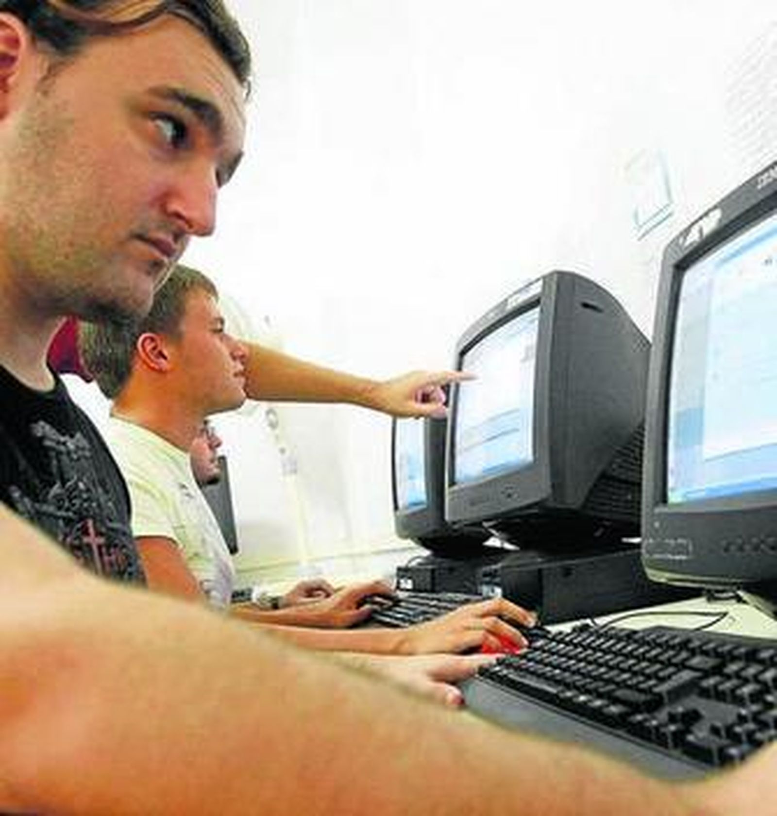 Un grupo de personas en un curso de diseño web.