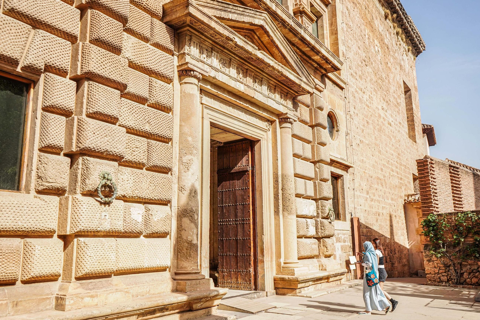 Las dos actividades se han programado en el salón de actos del Palacio de Carlos V.