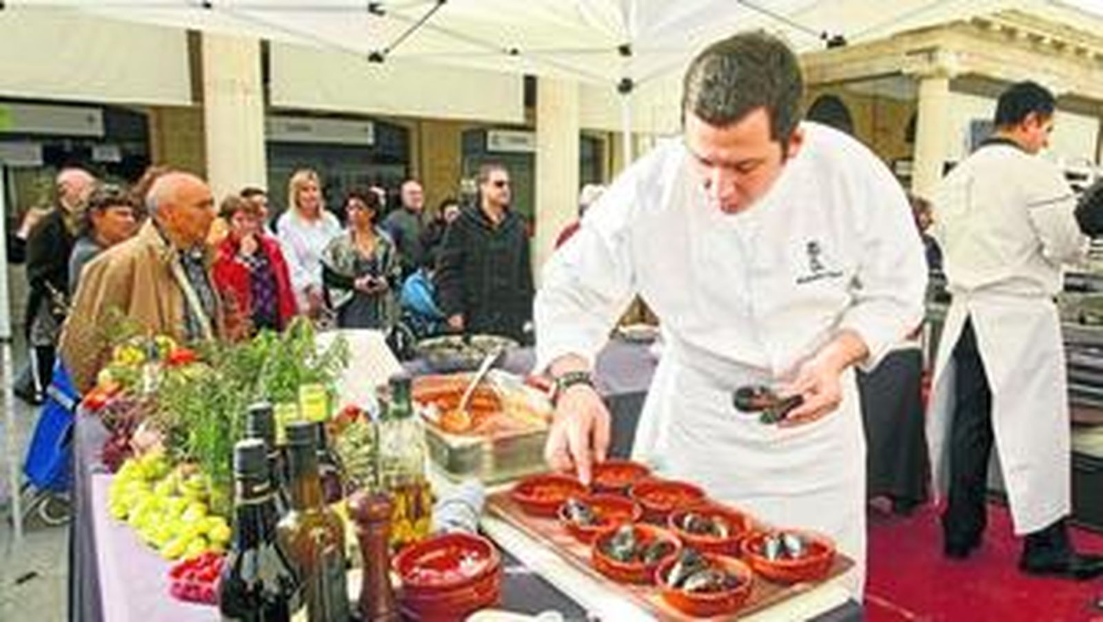 Alejandro Gori (de frente) y Javier Córdoba (de espaldas), en la carpa instalada en el Mercado Central.
