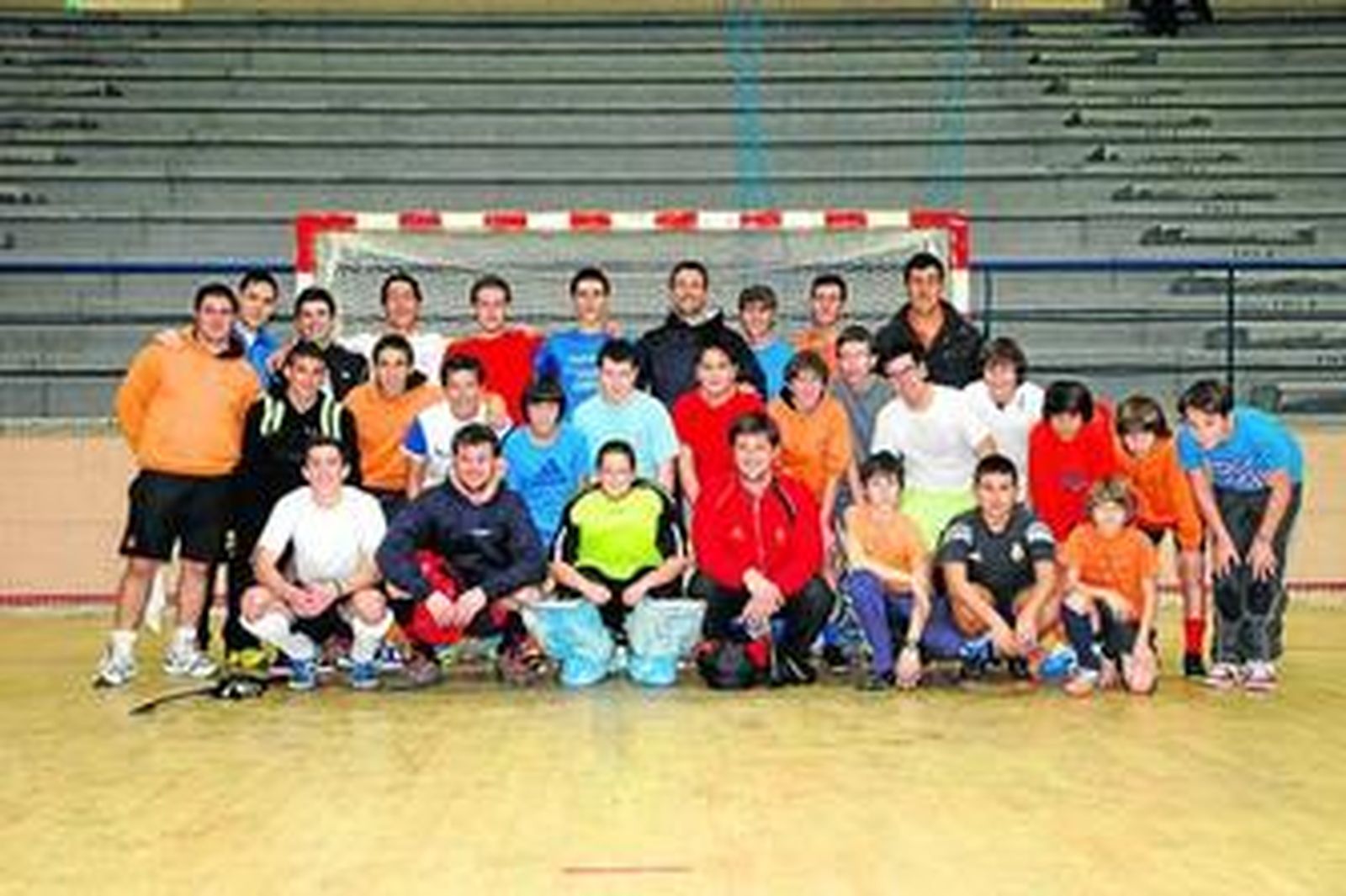 Los integrantes de la selección posan con el equipo de hockey sala isleño.