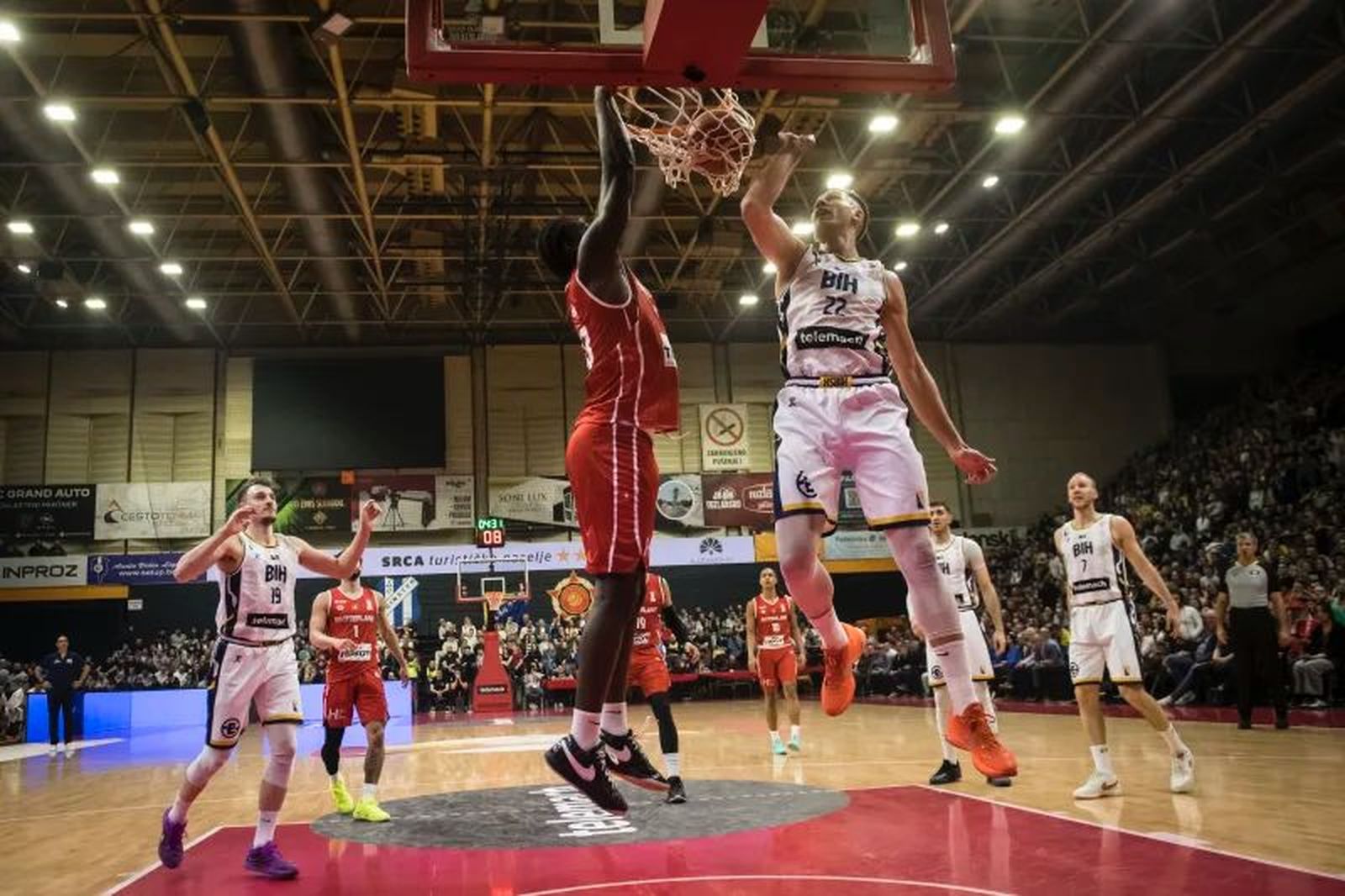 Bosnia gana a Suiza con Emir Sulejmanovic rozando el doble doble