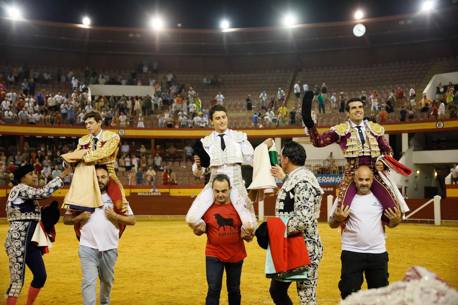 Los tres toreros han salido por la Puerta Grande.
