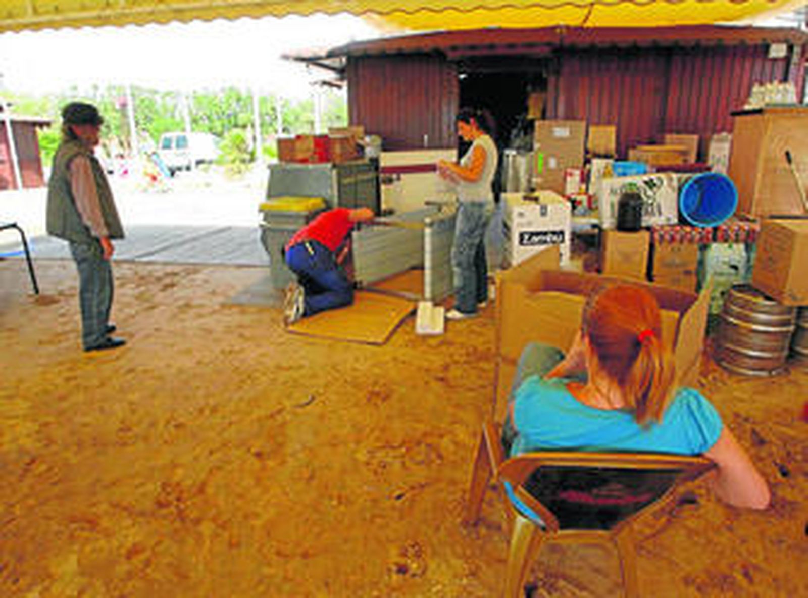 Tareas de montaje de un chiringuito en la playa de Punta Candor, en Rota.