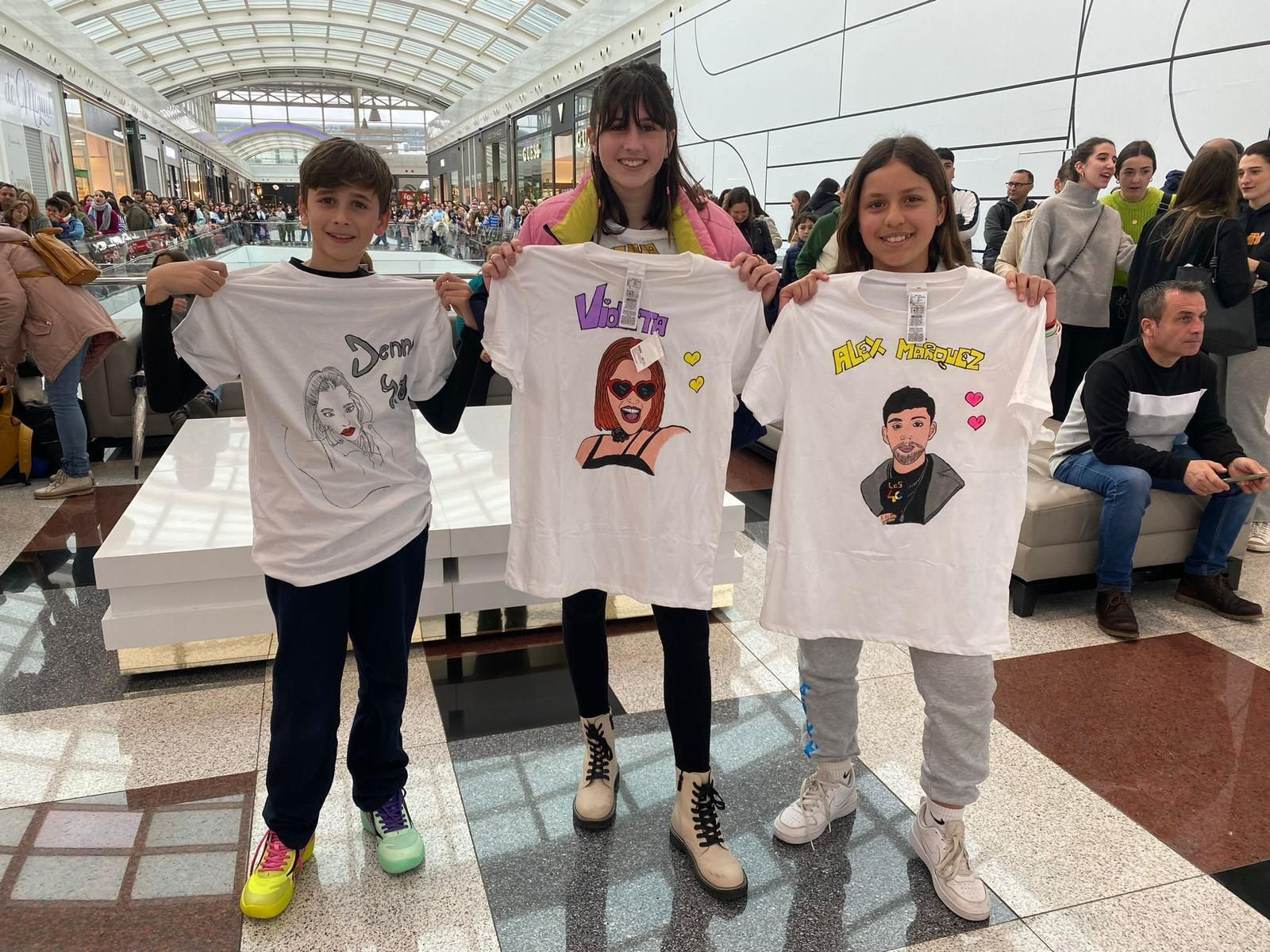 Pasión por OT en Granada: Denna, Violeta y Álex Martínez firman discos