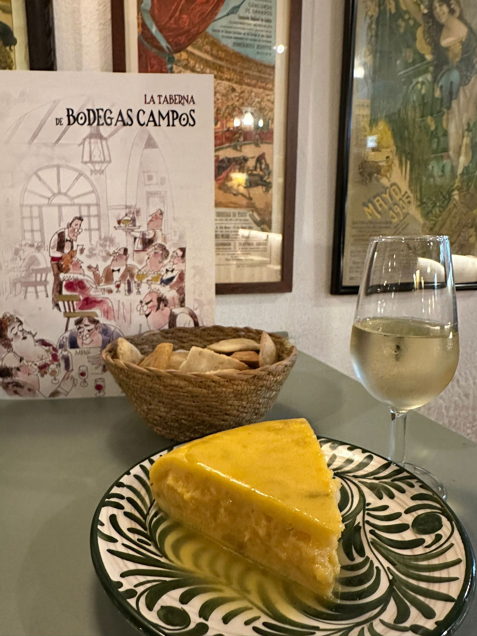 Cuña de tortilla española de huevos camperos con salsa al whisky