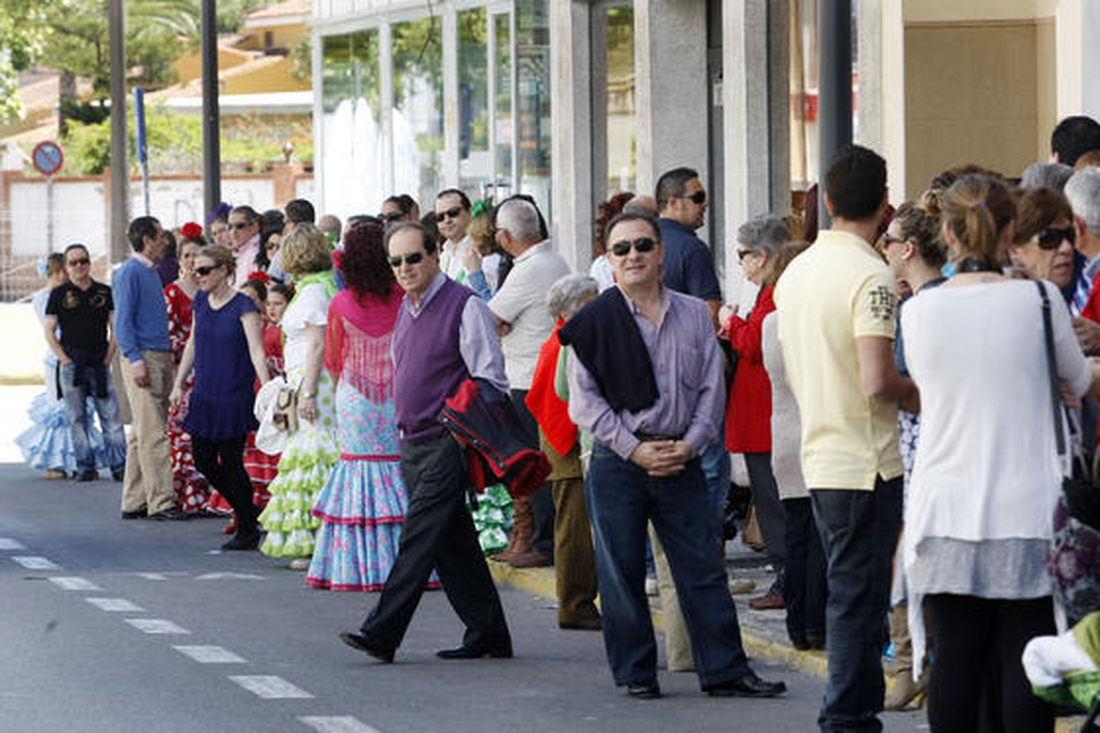 Colas en la avenida Antonio Fernández Sevilla para coger un taxi. 

Foto: Fito Carreto