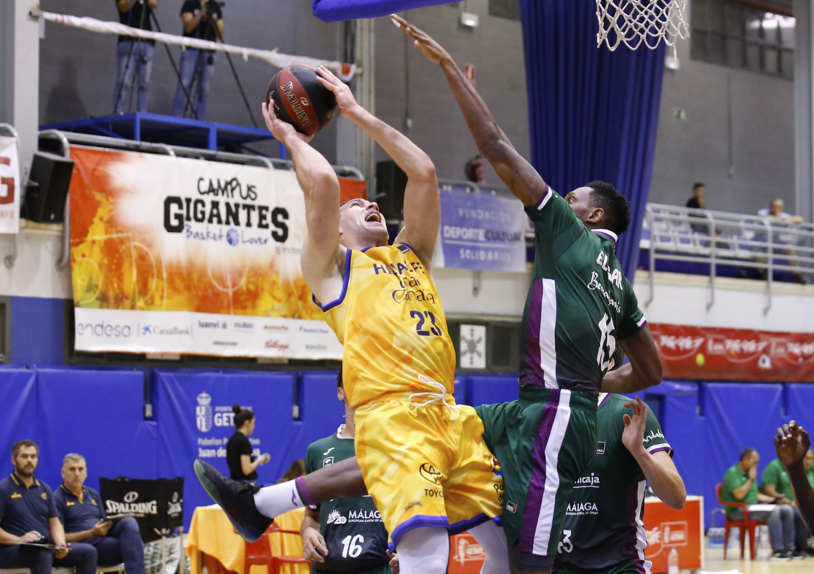 La primera victoria del Unicaja, en fotos