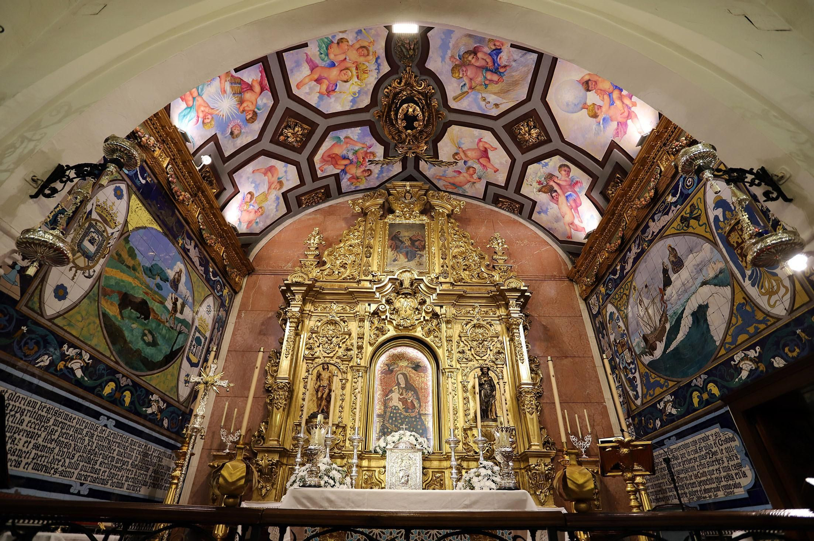 Altar mayor del santuario de Nuetsra Señora de la Cinta de HUelva.