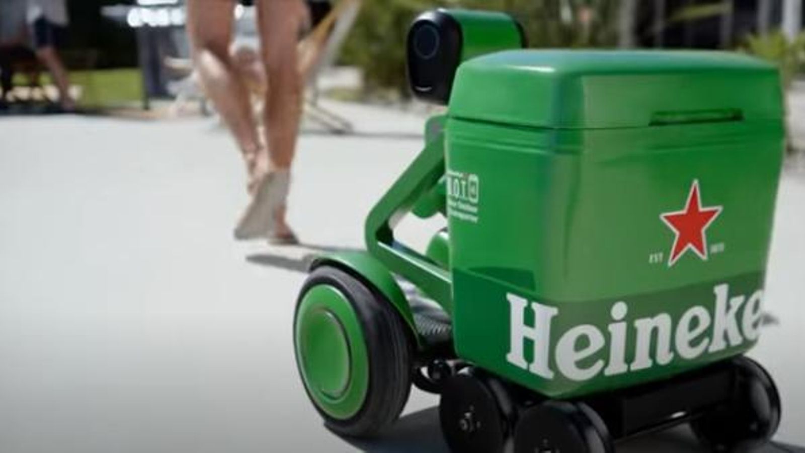 ¡Su principal cometido es que no te alejes mucho para ofrecerte más cervezas!