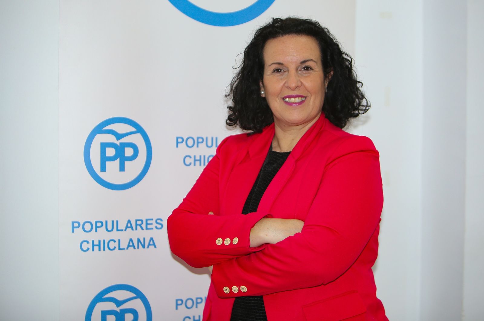 La nueva presidenta del PP, Ascensión Hita, posa en la sede local.