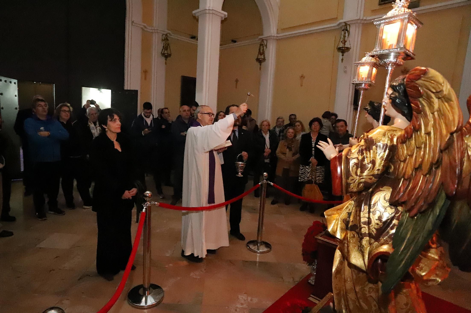 Imágenes de la presentación de dos ángeles ceriferarios en la Hermandad del Calvario