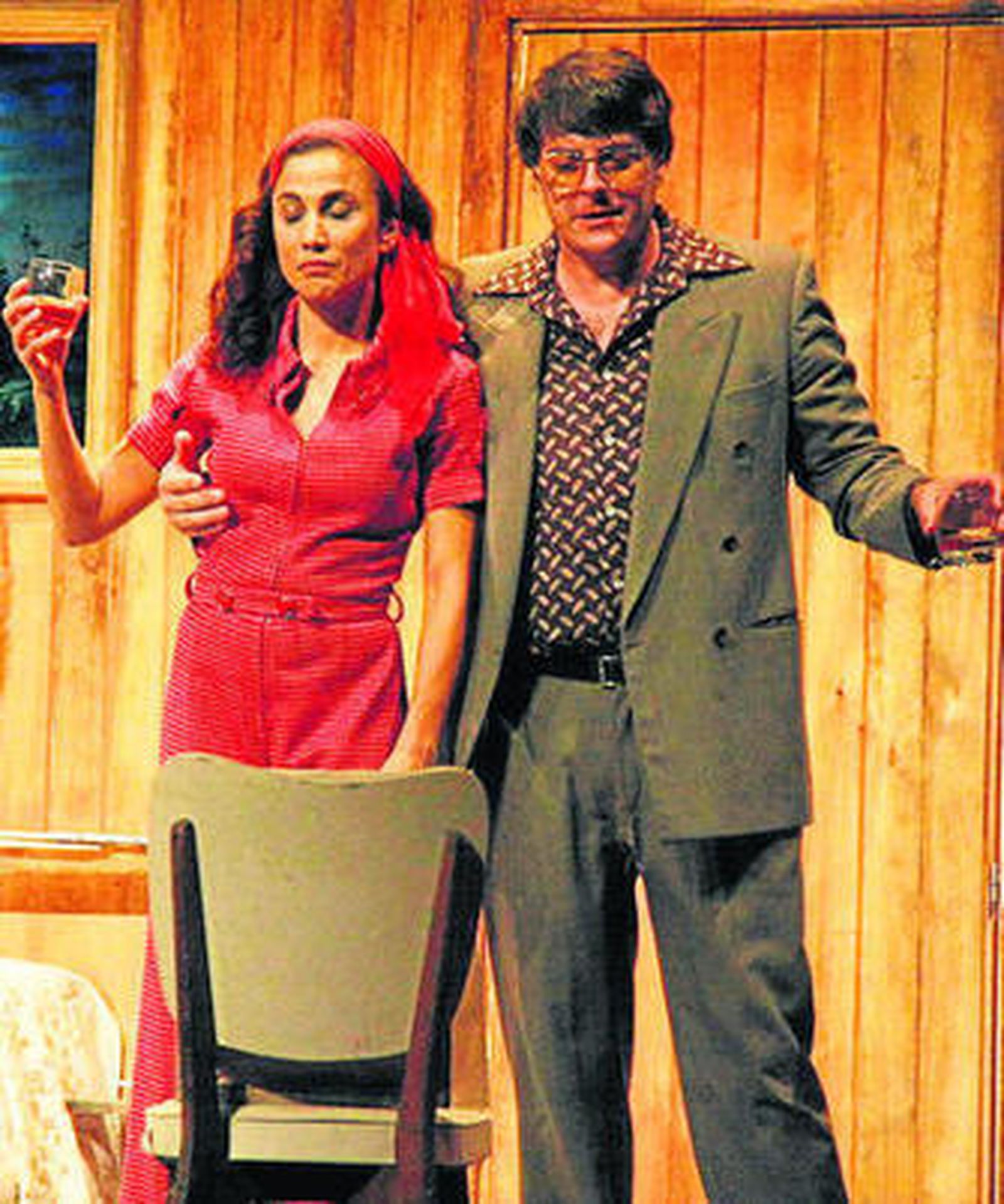 Toni Acosta y Javier Márquez interpretando a 2 de los 24 personajes de la obra.