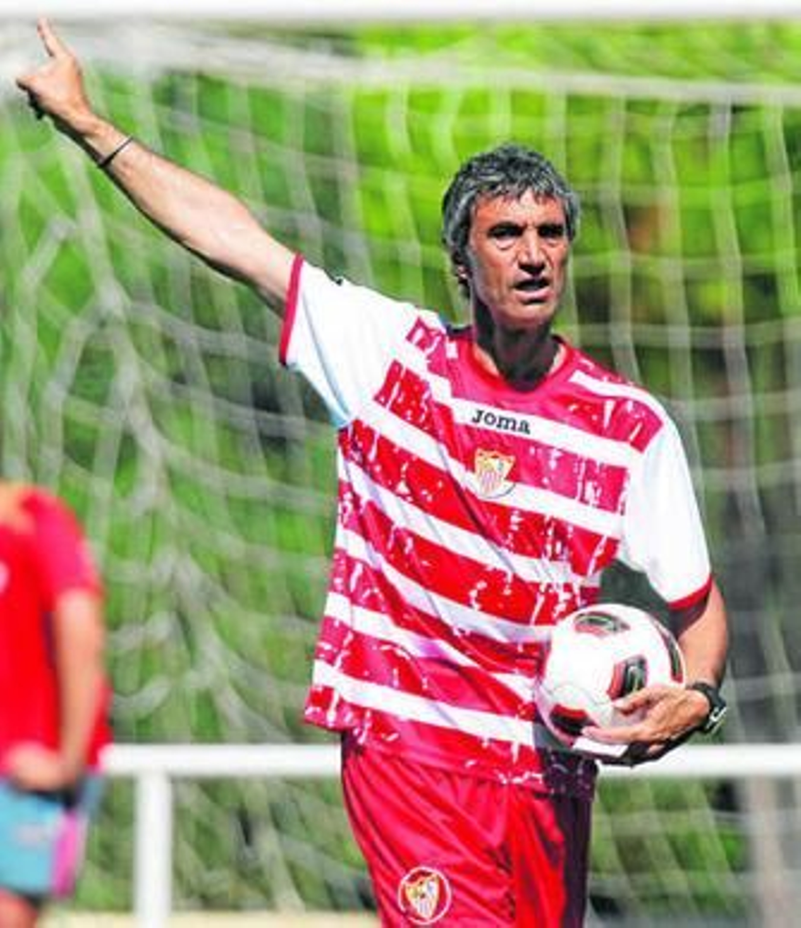 Antonio Álvarez hace una indicación con el brazo durante el entrenamiento de ayer.