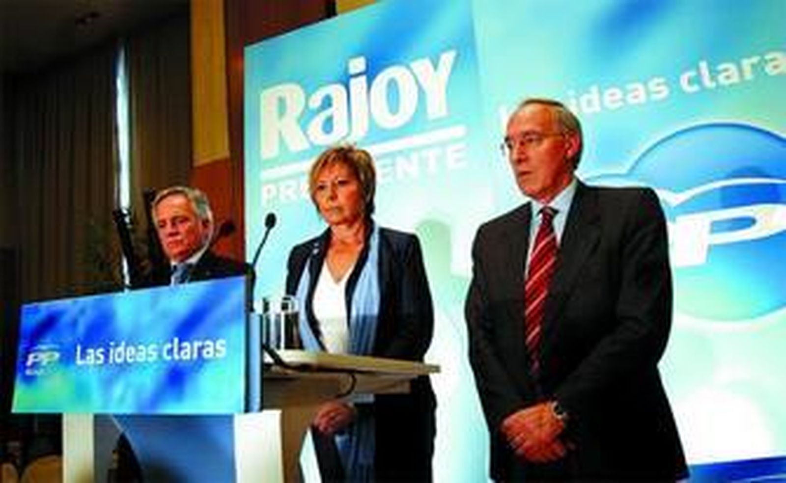 Joaquín Ramírez, Celia Villalobos y Manuel Pizarro, en el minuto de silencio, ayer en Málaga.