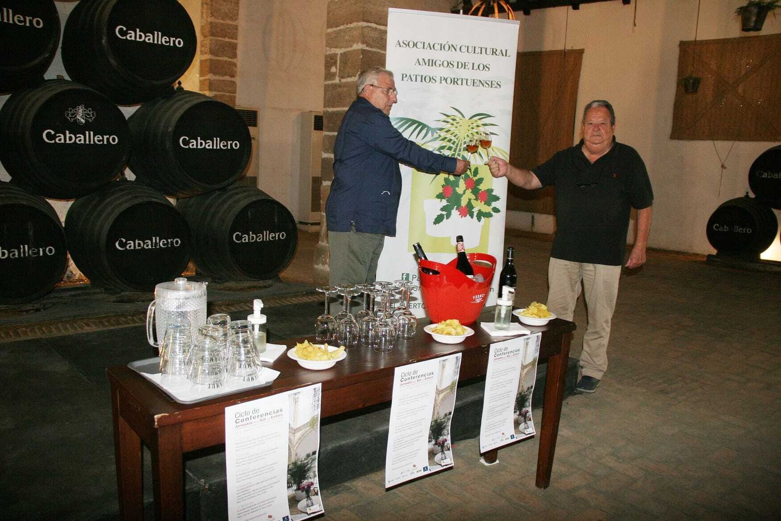 Nicolás Terry y José Ignacio Delgado Poullet, tras la presentación del cartel en la bodega del Castillo de San Marcos.