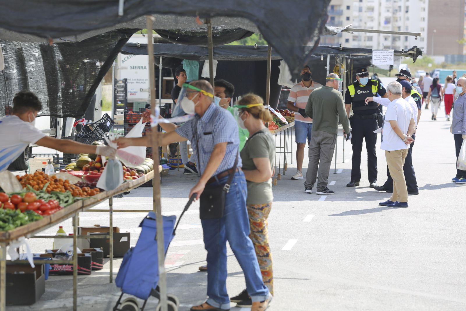 Las fotos del mercadillo de Huelin, en Málaga, en su primer día de desescalada