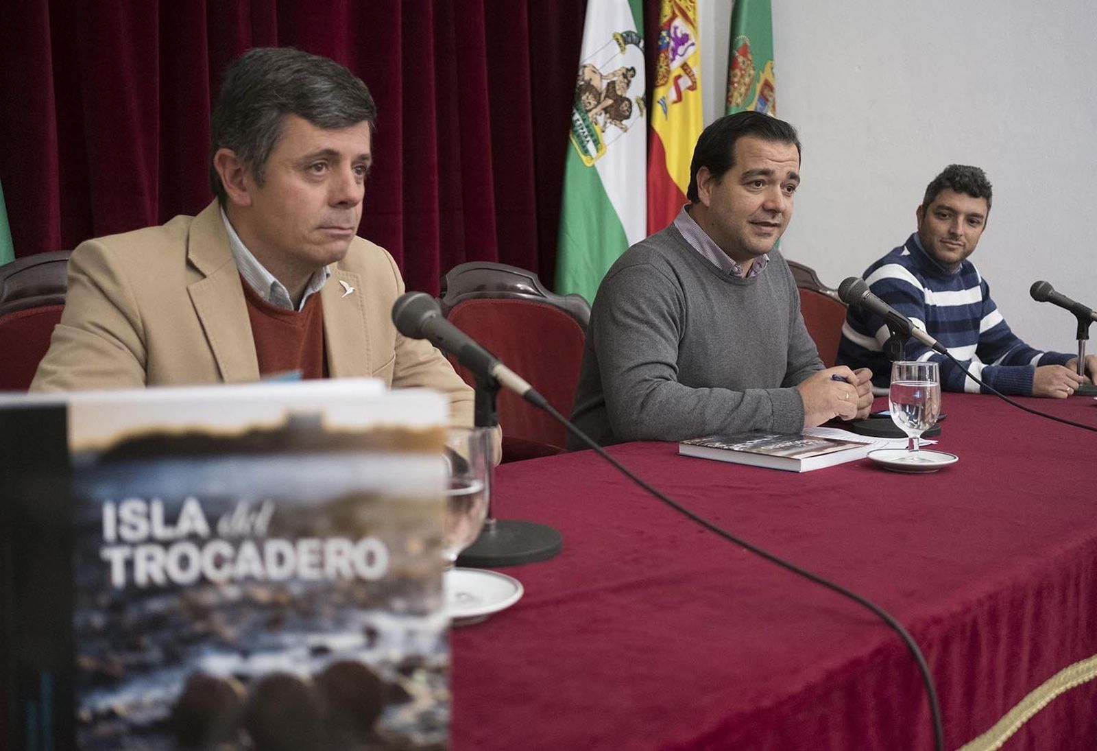 Martín, Puerto y Villalpando, durante la presentación del libro.