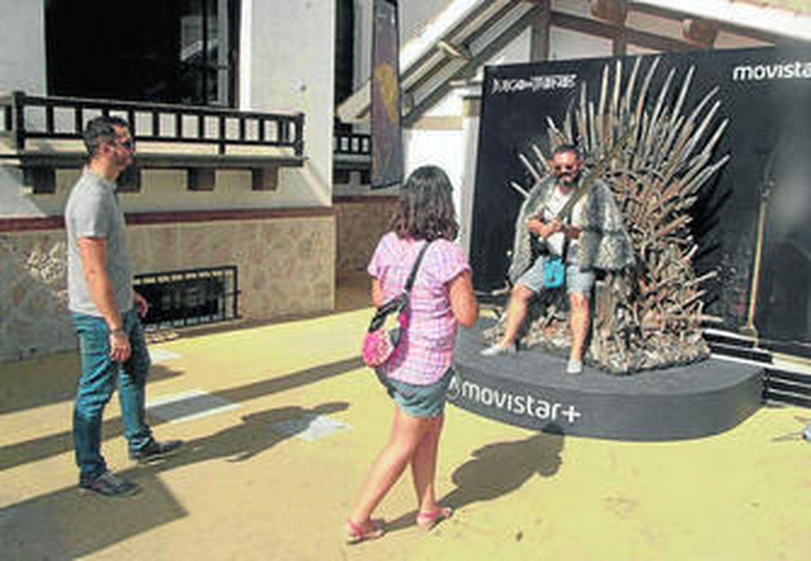 Largas colas de público para sentarse en el Trono de Hierro de 'Juego de Tronos'