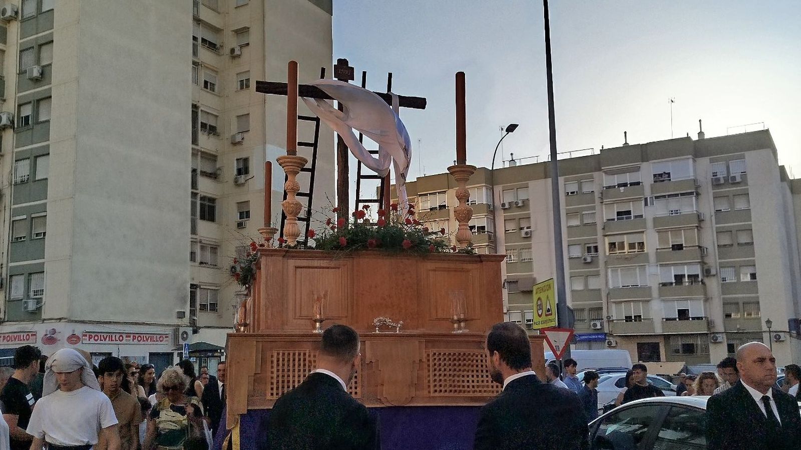 La cruz de mayo del grupo de fieles Salud y Bondad, el pasado viernes.